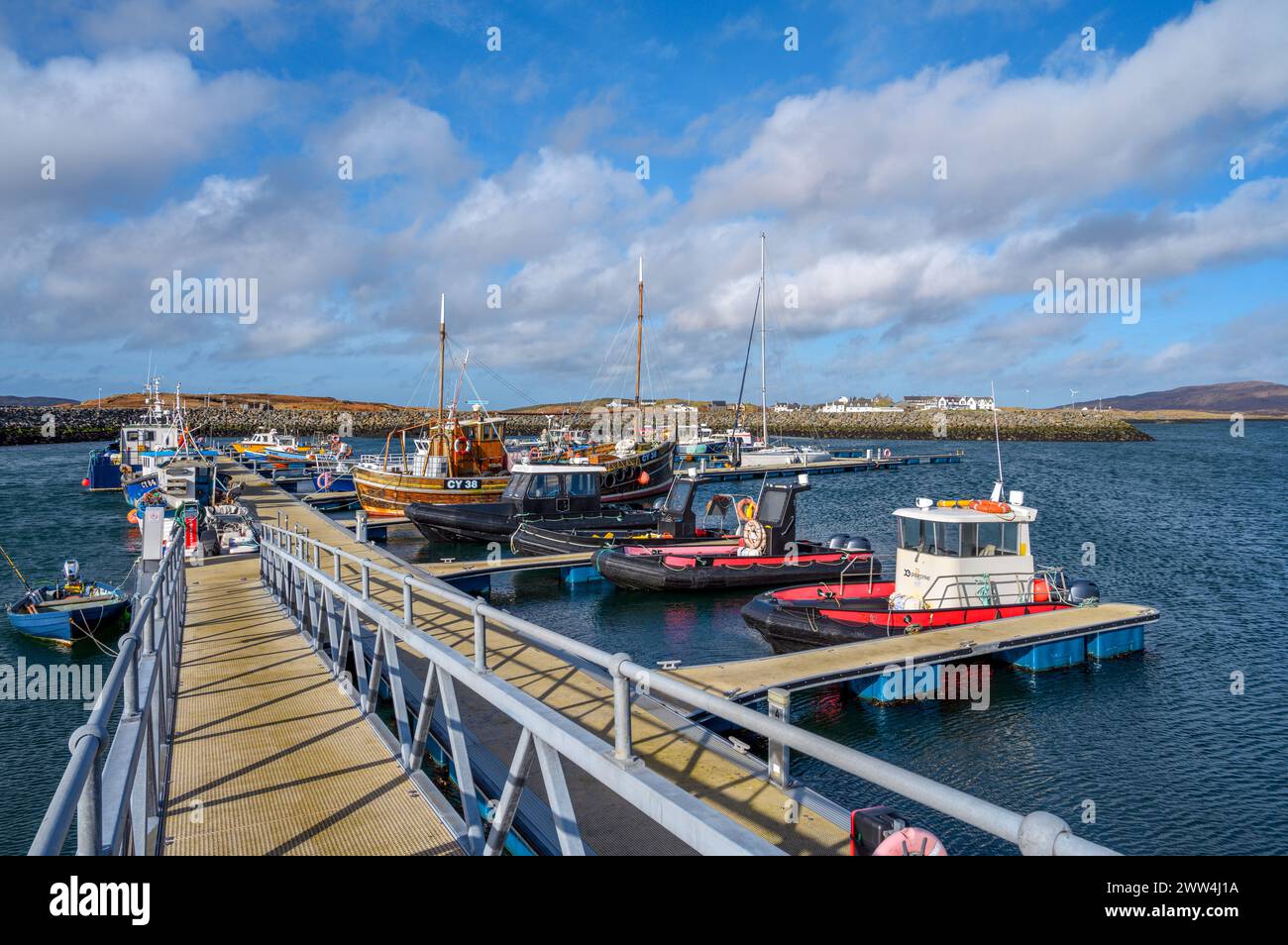 Blick auf den Hafen von Lochboisdale, Isle of South Uist, Äußere Hebriden, Schottland, Großbritannien Stockfoto