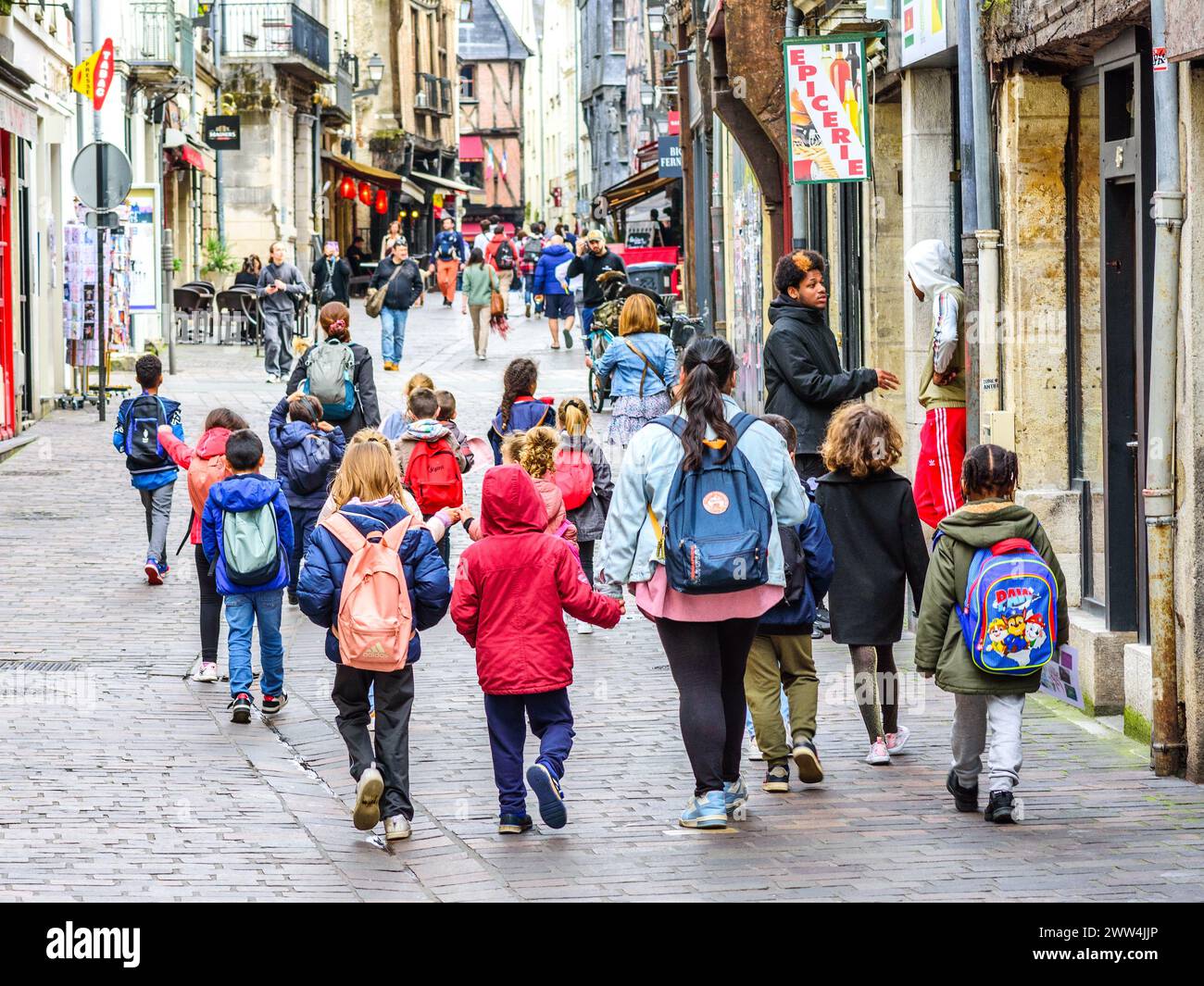Schulkinder, die mit Lehrern durch das Stadtzentrum laufen - Tours, Indre-et-Loire (37), Frankreich. Stockfoto