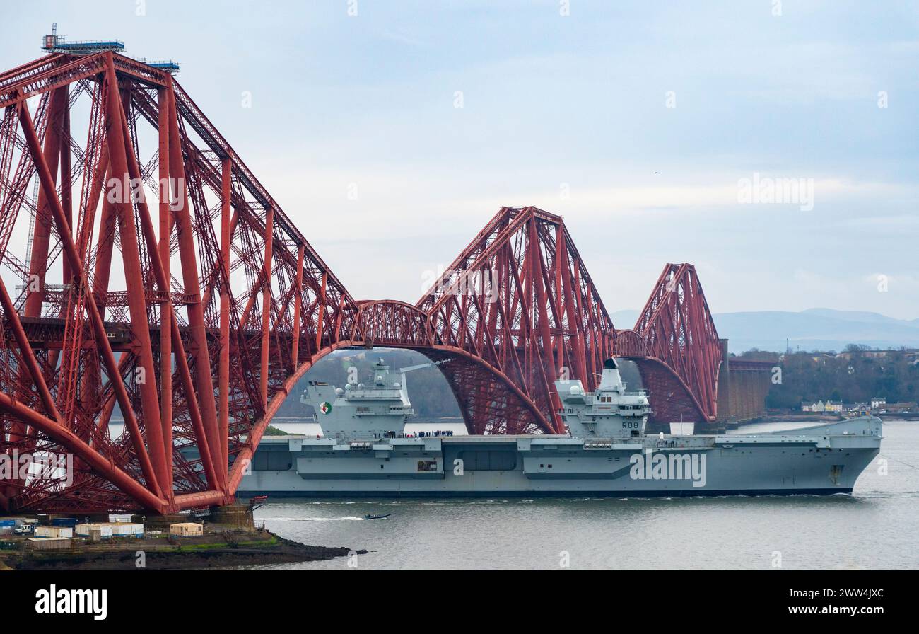 North Queensferry, Schottland, Großbritannien. März 2024. Die Royal Navy Flugzeugträger HMS Queen Elizabeth segelt unter der Forth Bridge bei Ebbe in North Stockfoto