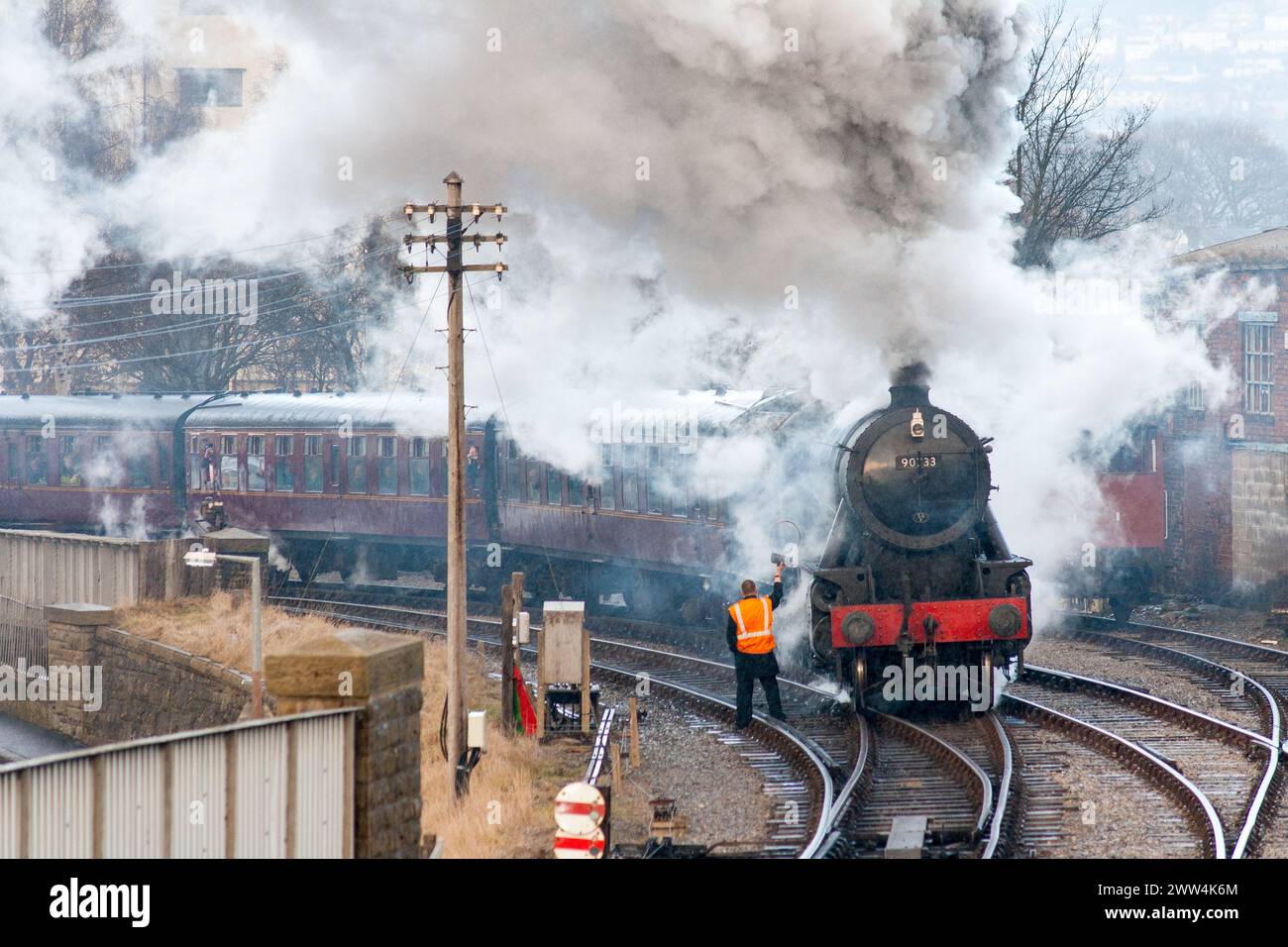 Eine Dampflokomotive 90733 auf der Keighley & Worth Valley Railway Stockfoto