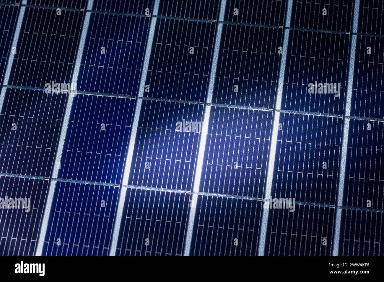 Lichtstrahl auf Photovoltaikzellen. Konzept der sauberen Energiequelle Stockfoto