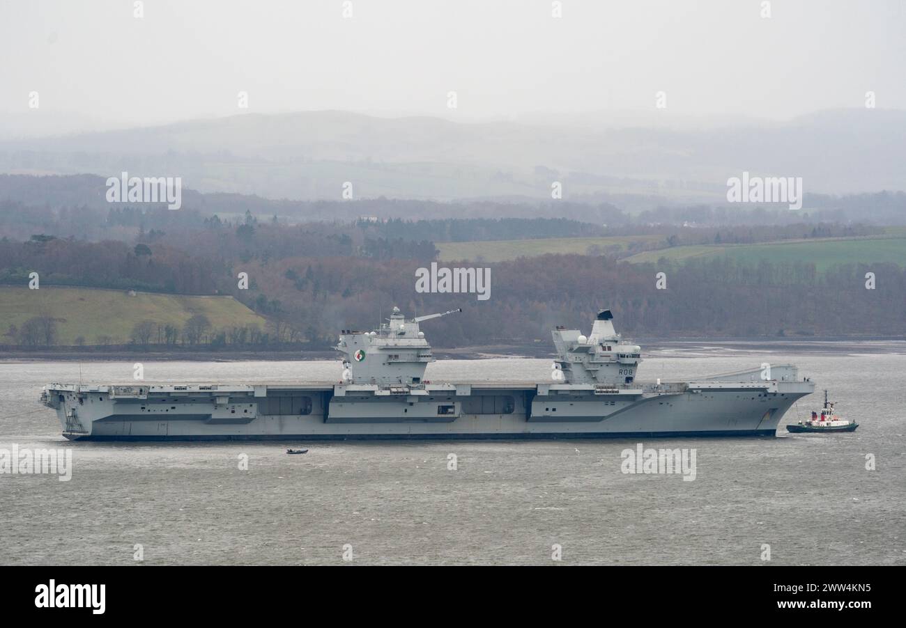 Der Flugzeugträger der Royal Navy HMS Queen Elizabeth kommt auf der Rosyth-Werft an. Sie bleibt im Trockendock, um Reparaturen an ihren Propellerkupplungen zu ermöglichen. Stockfoto