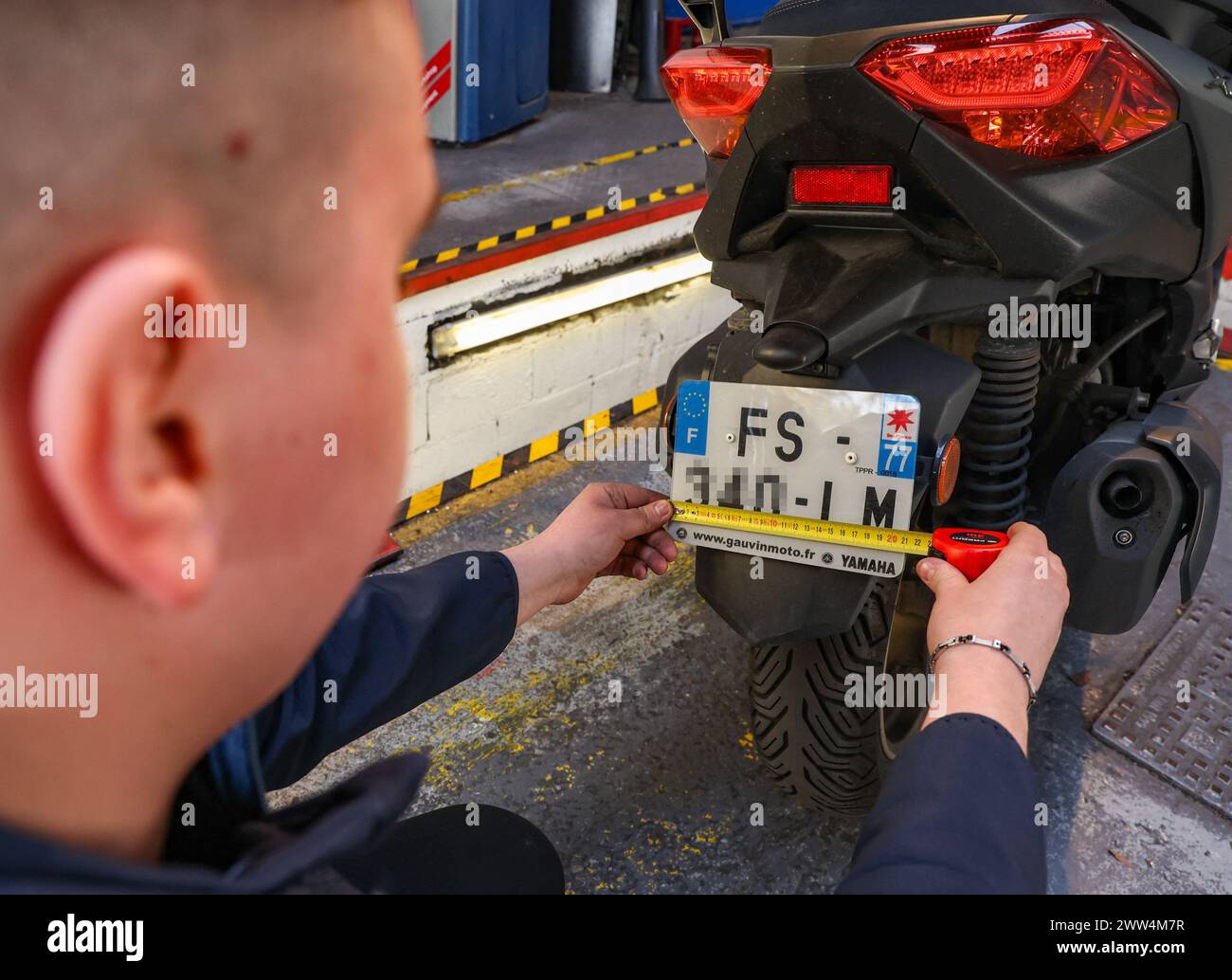 Montreuil, Frankreich. März 2024. Techniker eines Autosur-Kontrollzentrums in Montreuil in der Nähe von Paris führen am 21. März 2024 Prüfungen der technischen Überwachung (contrôle-Technik oder CT) an zweirädrigen Fahrzeugen durch, da Frankreich ab April 2024 die obligatorische technische Überwachung von Motorrädern in Frankreich einführen wird. Foto: Jerome Domine/ABACAPRESS.COM Credit: Abaca Press/Alamy Live News Stockfoto