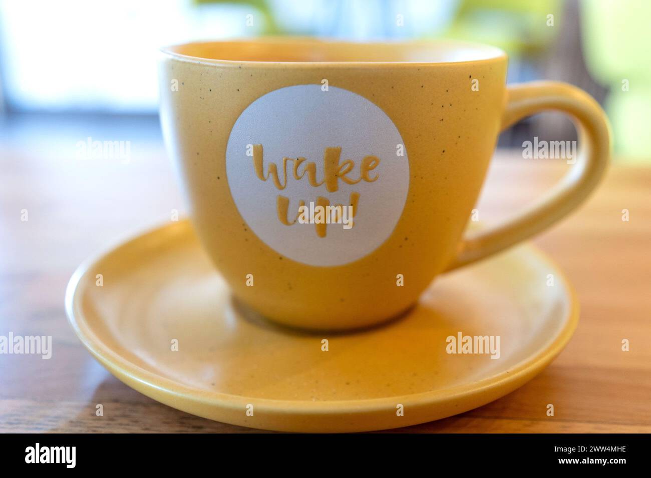 Wach auf, Nachricht vom brandneuen Tag. Unterschreiben Sie Buchstaben. Nahaufnahme der Kaffeetasse. Unscharfer Hintergrund. Stockfoto