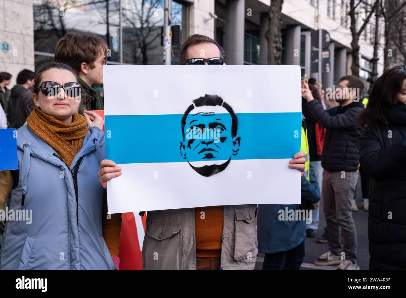 17.03.2024, Berlin, Deutschland, Europa - Tausende Menschen protestieren vor der russischen Botschaft unter den Linden im Berliner Bezirk Mitte unter dem Titel Schluss mit Putin, mit Krieg, Luege und Repressionen gegen den russischen Praesidenten Putin und gegen den Angriffskrieg auf die Ukraine, Wavend zeitgleich in Russland der letzte Tag der Praesidentschaftswahl stattfindet. In dieser Aufnahme haelt ein Teilnehmer ein Protestplakat mit dem Abbild des verstorbenen russischen Oppositionsführers Alexei Nawalny. *** 17 03 2024, Berlin, Deutschland, Europa Tausende von Menschen protestieren vor Stockfoto