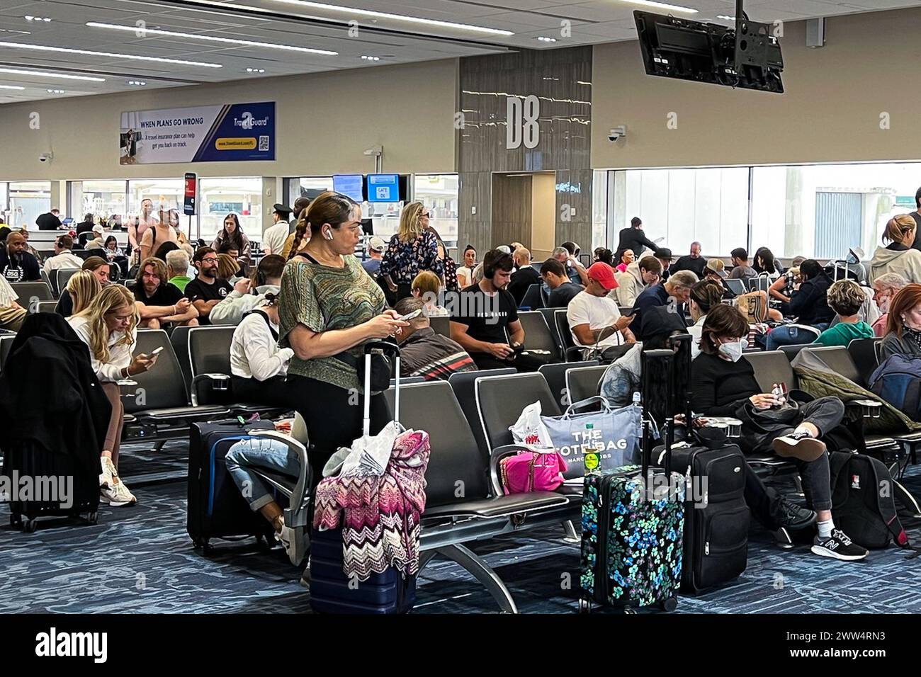 Fort Lauderdale, Usa. März 2024. Passagiere warten am 18. März 2024 im Terminal 2 des internationalen Flughafens Fort Lauderdale-Hollywood. Der internationale Flughafen Fort Lauderdale diente 2022 fast 32 Millionen Passagieren. (Foto: Samuel Rigelhaupt/SIPA USA) Credit: SIPA USA/Alamy Live News Stockfoto