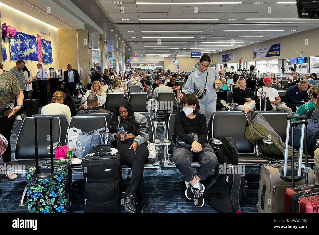 Fort Lauderdale, Usa. März 2024. Passagiere warten am 18. März 2024 im Terminal 2 des internationalen Flughafens Fort Lauderdale-Hollywood. Der internationale Flughafen Fort Lauderdale diente 2022 fast 32 Millionen Passagieren. (Foto: Samuel Rigelhaupt/SIPA USA) Credit: SIPA USA/Alamy Live News Stockfoto