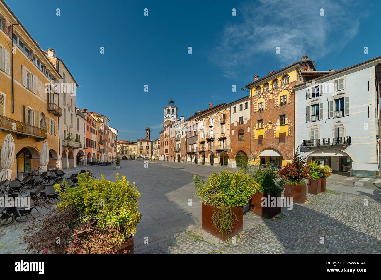 Savigliano, Cuneo, Piemont, Italien - 21. März 2024: Piazza Santarosa mit dem Bürgerturm, Hauptplatz aus coble-Stein mit historischen Gebäuden der Mittelalter Stockfoto