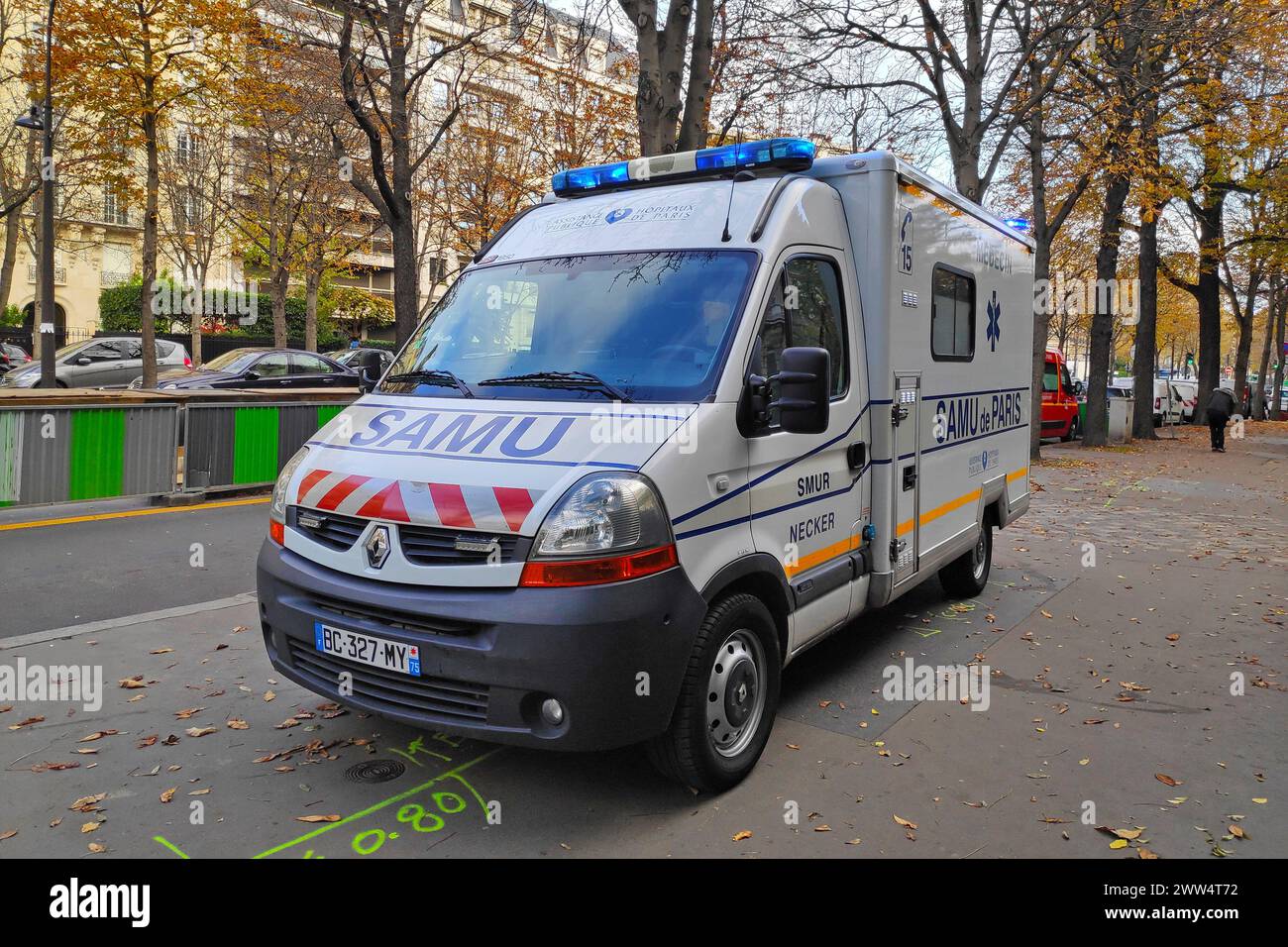 Paris, Frankreich - 08. November 2018: Ambulanz des Samu de Paris. Samu (oder S.A.M.U.) ist die Abkürzung für „Service d'Aide Médicale Urgente“ (englisch) Stockfoto