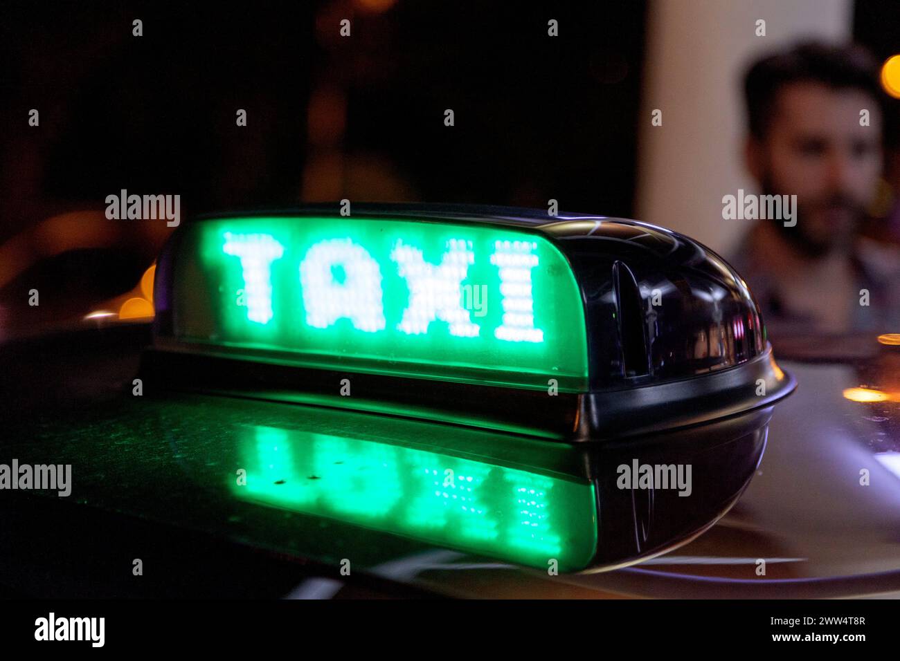 Downtown Core, Singapur - 10. September 2018: Taxischild oben auf einem Taxi in Singapur. Das grüne Licht bedeutet, dass das Taxi nach Kunden sucht. Stockfoto