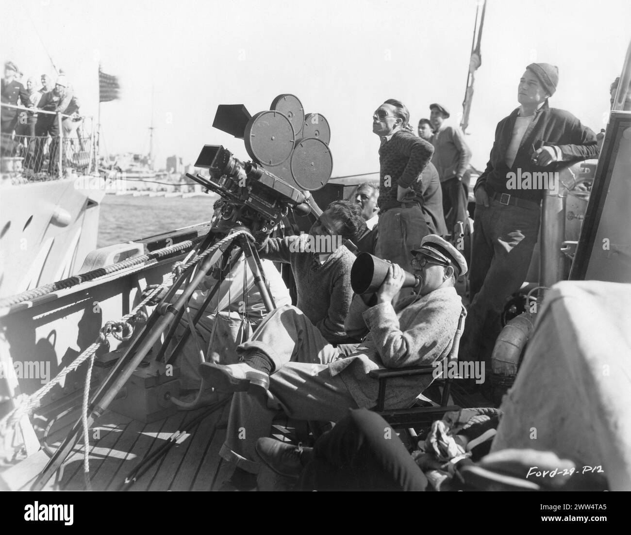 JOHN FORD inszeniert eine Szene für das U-Boot-Drama MÄNNER OHNE FRAUEN 1930 Kameramann JOSEPH H. AUGUST und für den rechtsextremen Bit Player und Stuntman JOHN WAYNE Fox Film Corporation Stockfoto