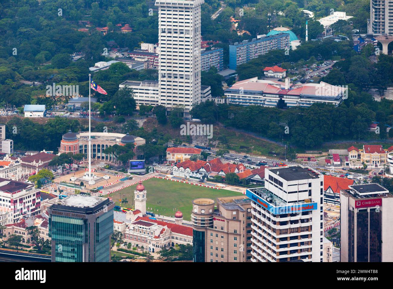 Kuala Lumpur, Malaysia - 12. September 2018: Aus der Vogelperspektive auf den Merdeka-Platz mit seinem 95-Meter-Fahnenmast mit dem Sultan Abdul Samad um den Platz herum Stockfoto