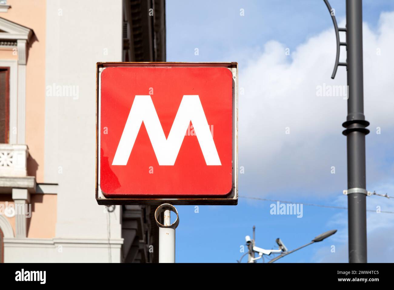 Nahaufnahme des U-Bahnschilds Neapel vor der Station Università. Stockfoto