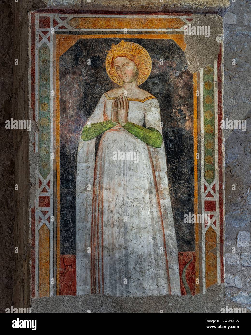 Mittelalterliches Fresko einer Frau in weiß gekleidet mit goldener Krone und Halo. Basilika Santa Maria di Collemaggio, L'Aquila, Abruzzen, Italien, Europa Stockfoto