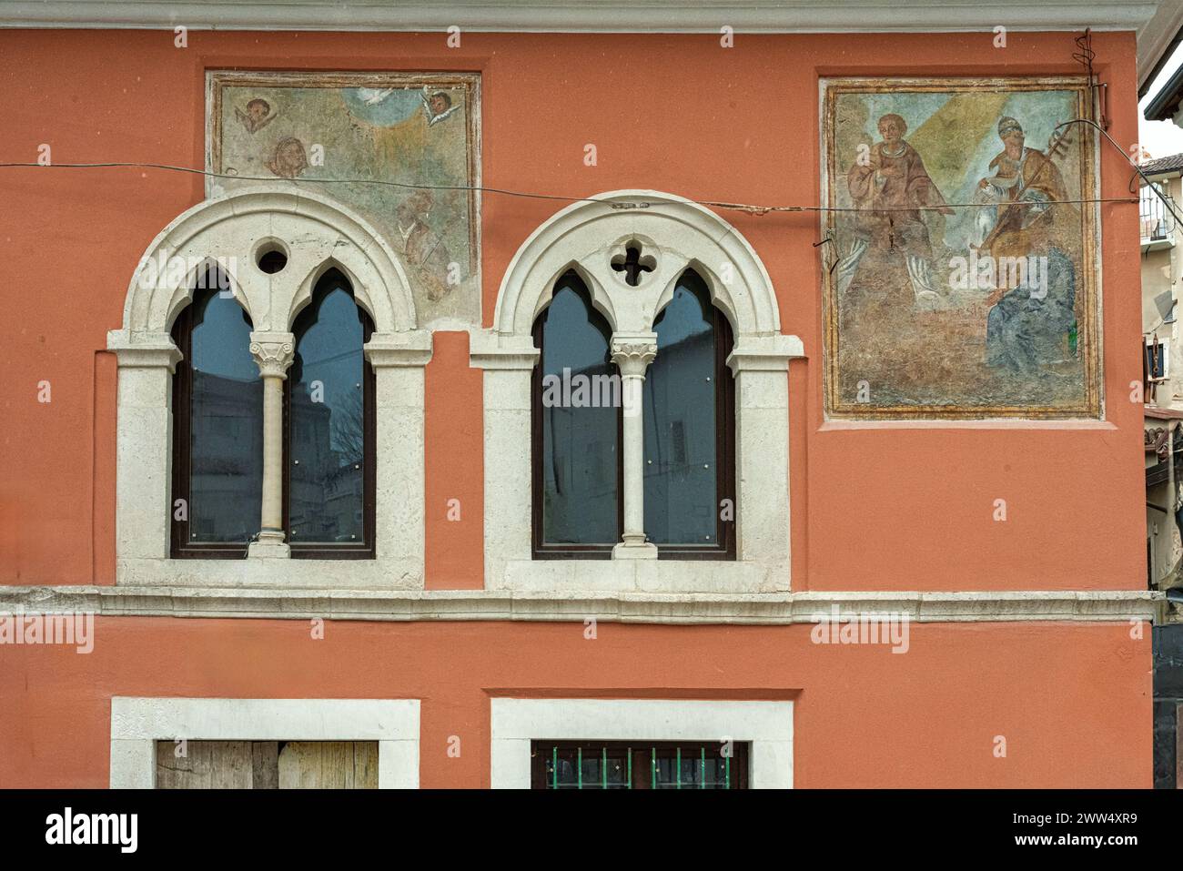 Reste von Fresken an der Fassade eines Gebäudes in der Via Fortebraccio in L'Aquila. L'Aquila, Abruzzen, Italien, Europa Stockfoto