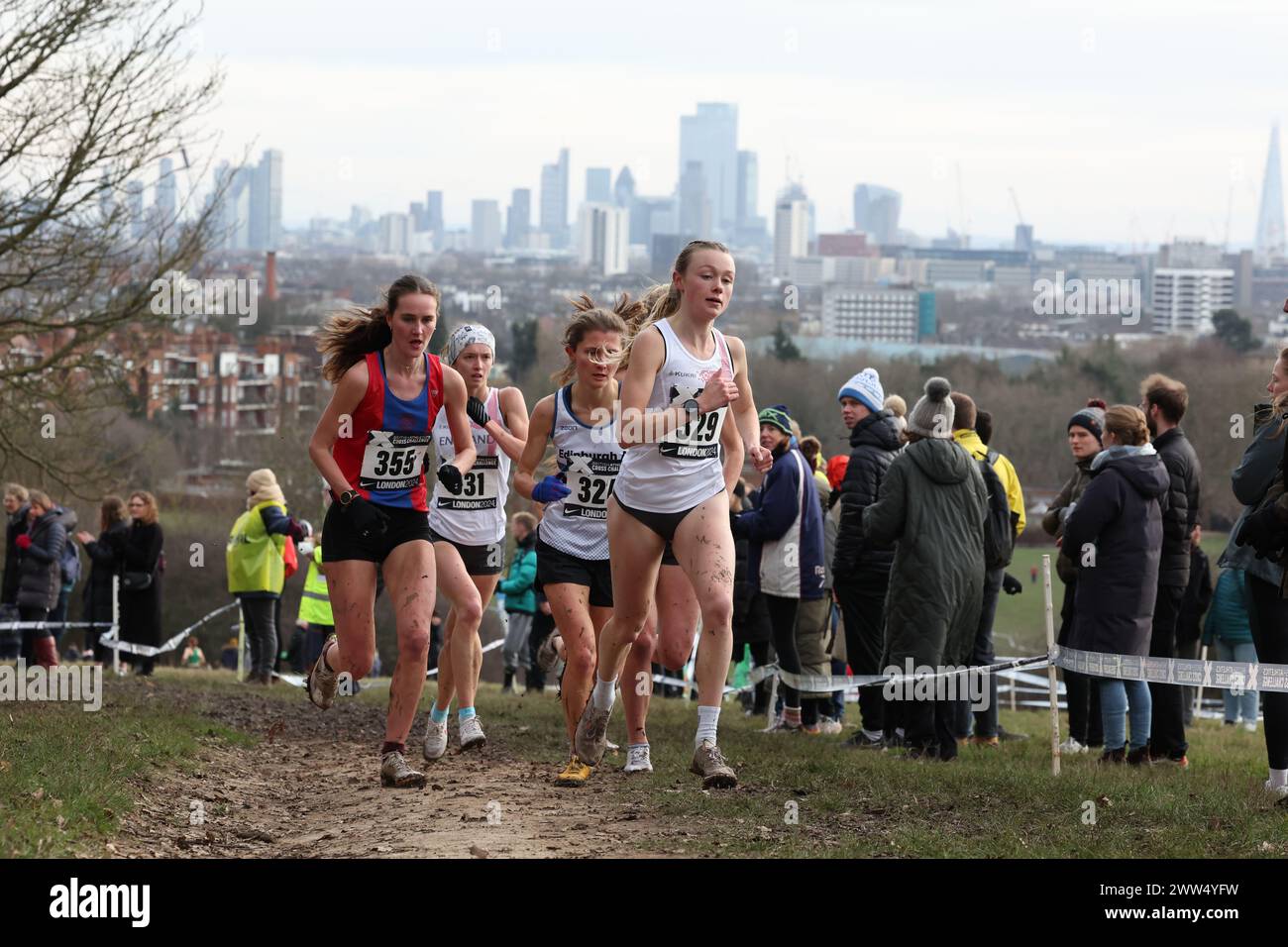 Eine Gruppe der Senior Womens bei der British Athletics Cross Challenge in Parliament Hill Fields Stockfoto