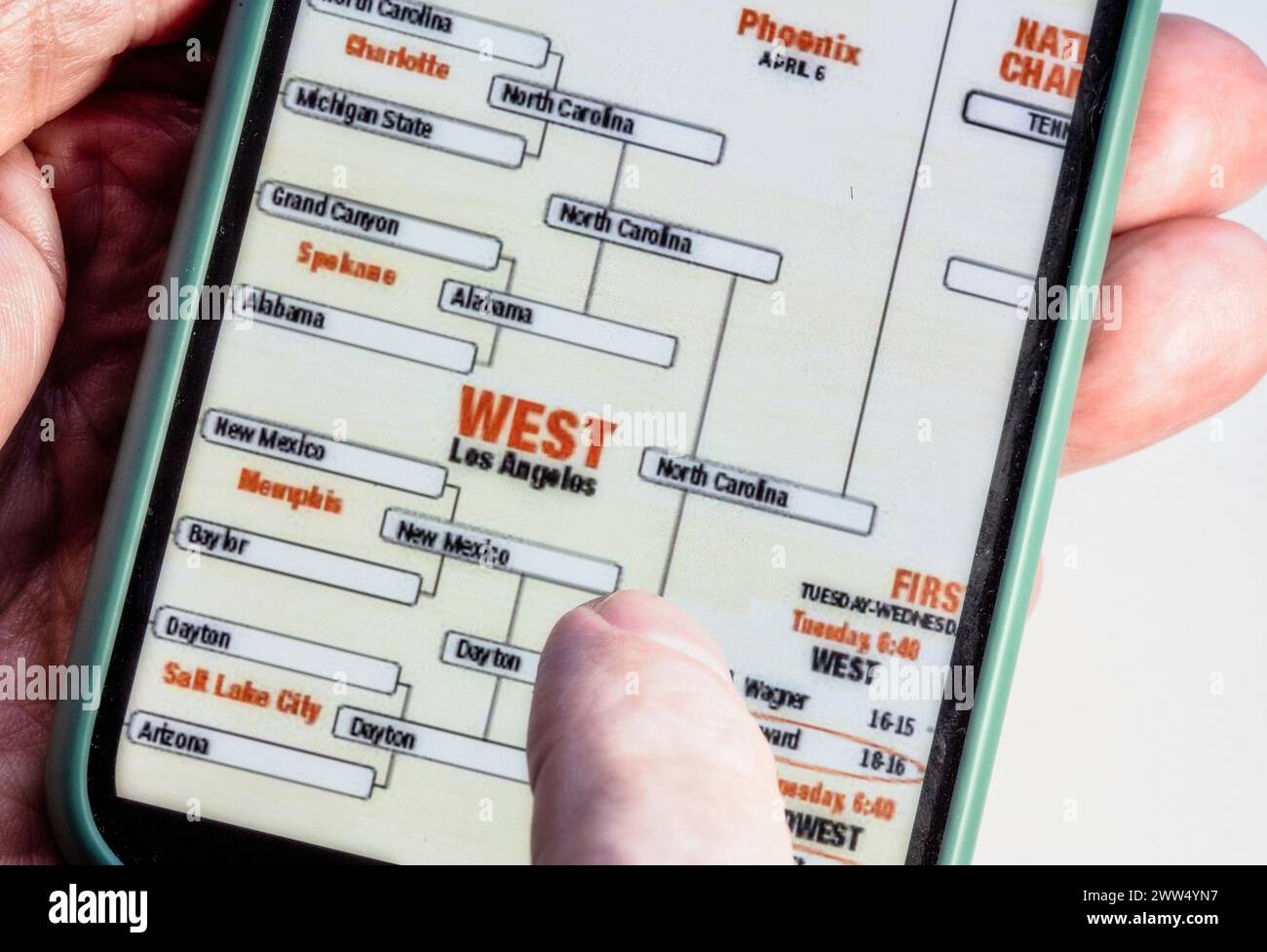 Stillleben von 2024, letzte vier NCAA Basketball Meisterschaftsturnier in der New York Post iPhone App, USA Stockfoto