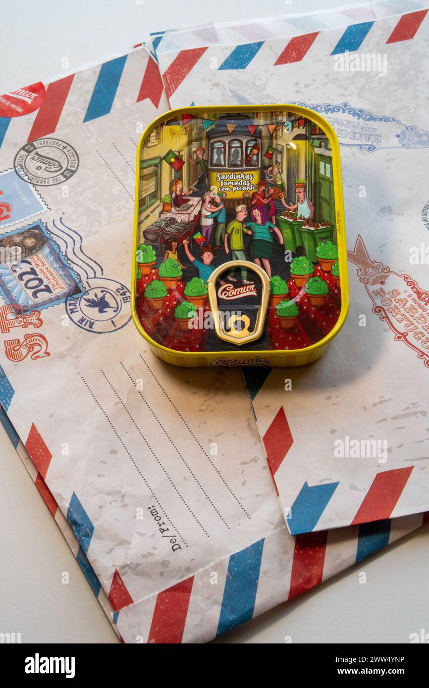 Comur Sardinendose aus dem Flagship Store am Times Square „The Fantastic World of the Portuguese Sardine“, New York City, USA, 2024 Stockfoto Comur Sardinendose aus dem Flagship Store am Times Square „The Fantastic World of the Portuguese Sardine“, New York City, USA, 2024 Stockfoto