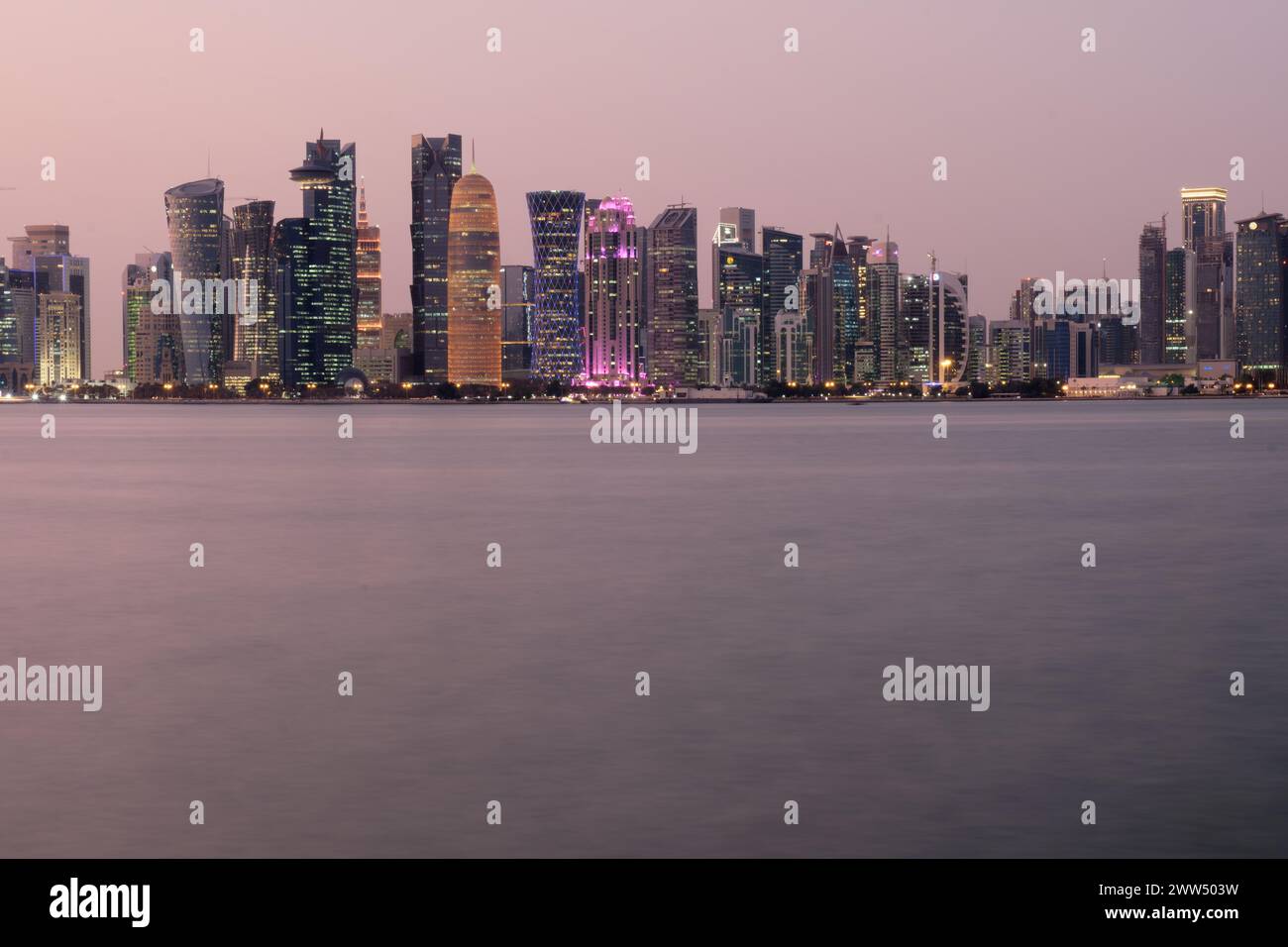Abendlicher Blick auf das Stadtbild von Doha, Katar. Stockfoto