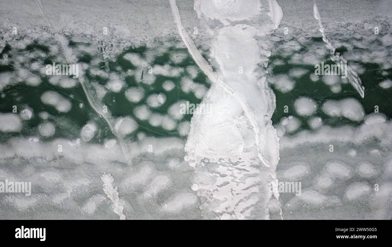 Aus der Vogelperspektive auf einen gefrorenen See. Hintergrund und Texturen. Winterlandschaft. Stockfoto
