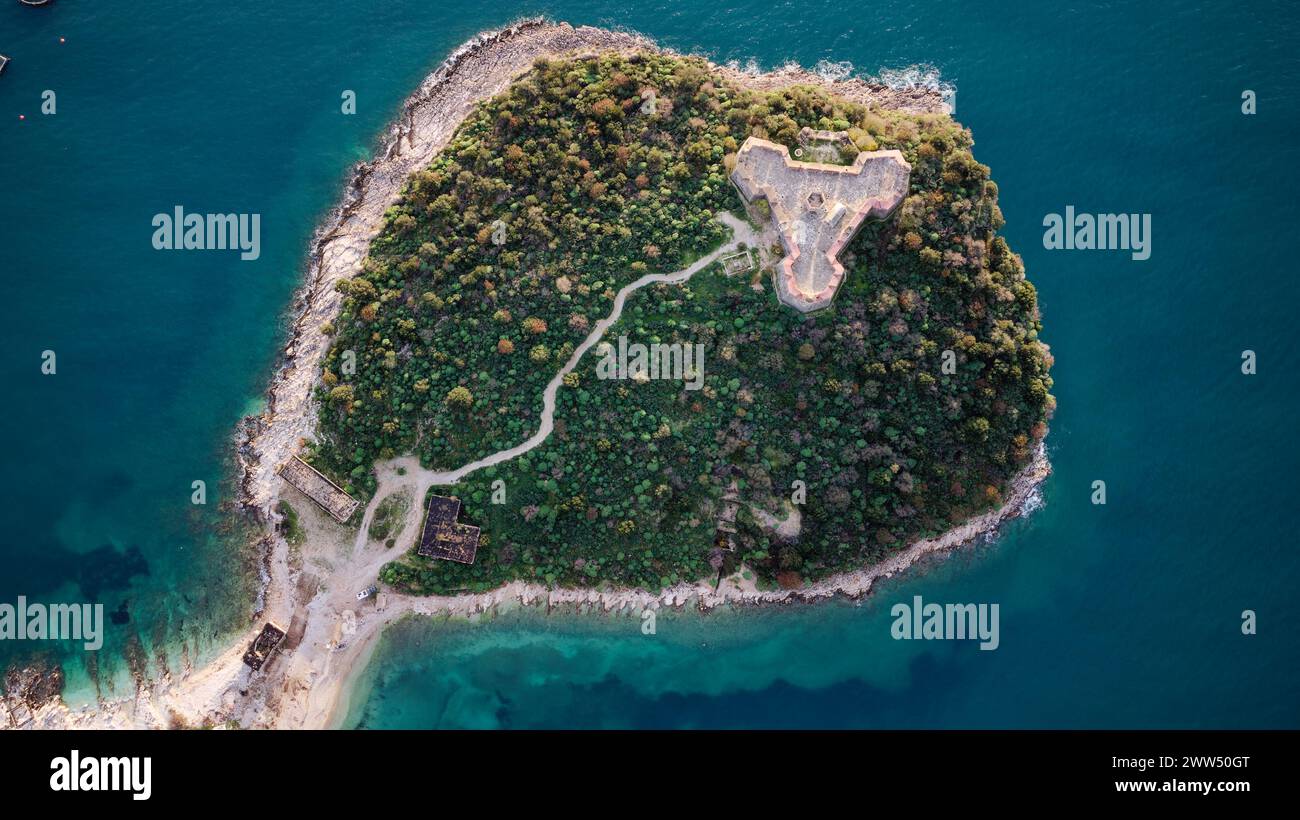 Drohnenansicht des Schlosses Porto Palermo in Albanien. Die Burg ist ein bedeutendes Denkmal in der Nähe des Dorfes Himare in Südalbanien Stockfoto