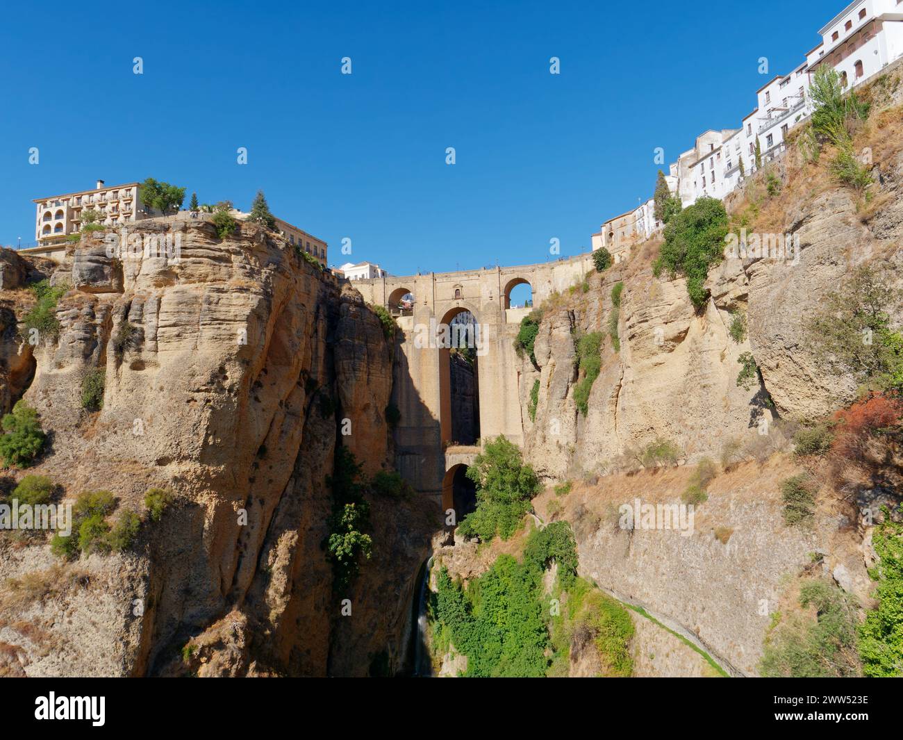Puente Nuevo, neue Brücke in Ronda. Weiße Dörfer in der Provinz Malaga, Andalusien, Spanien. Wunderschönes Dorf auf der Klippe des Berges. Stockfoto