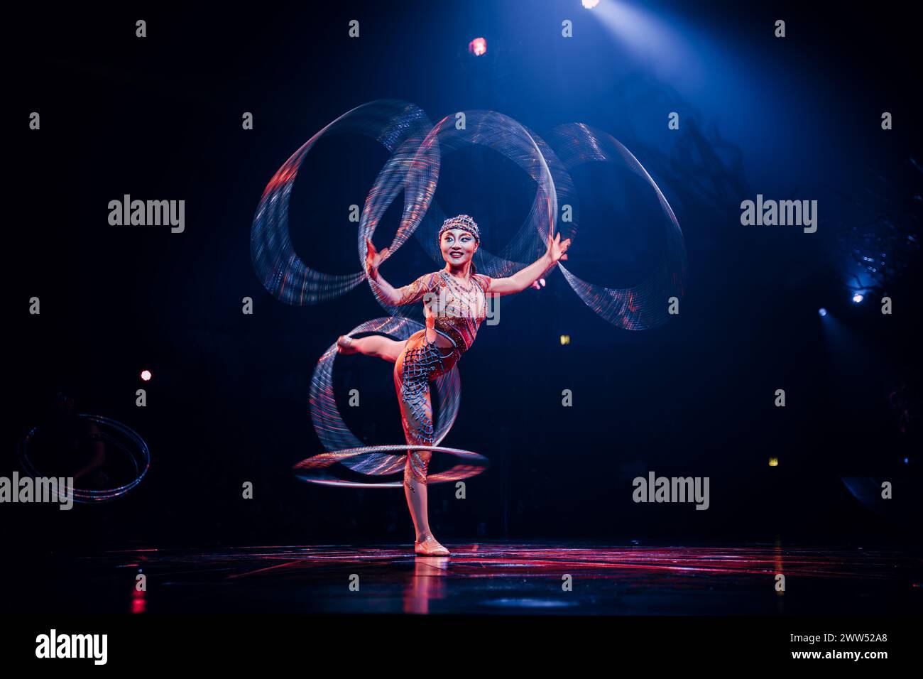 BARCELONA, SPANIEN - 19. MÄRZ: Die Künstler treten während der Premiere von Alegria des Cirque du Soleil auf der Gran Carpa de L'Hospitalet de Llobregat auf Stockfoto