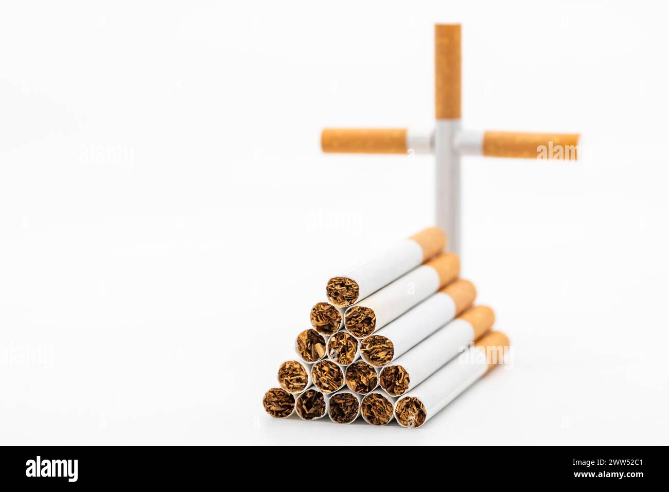 Simbólica tumba de tabaco y cigarrillos de un fumador, aislado en blanco Stockfoto