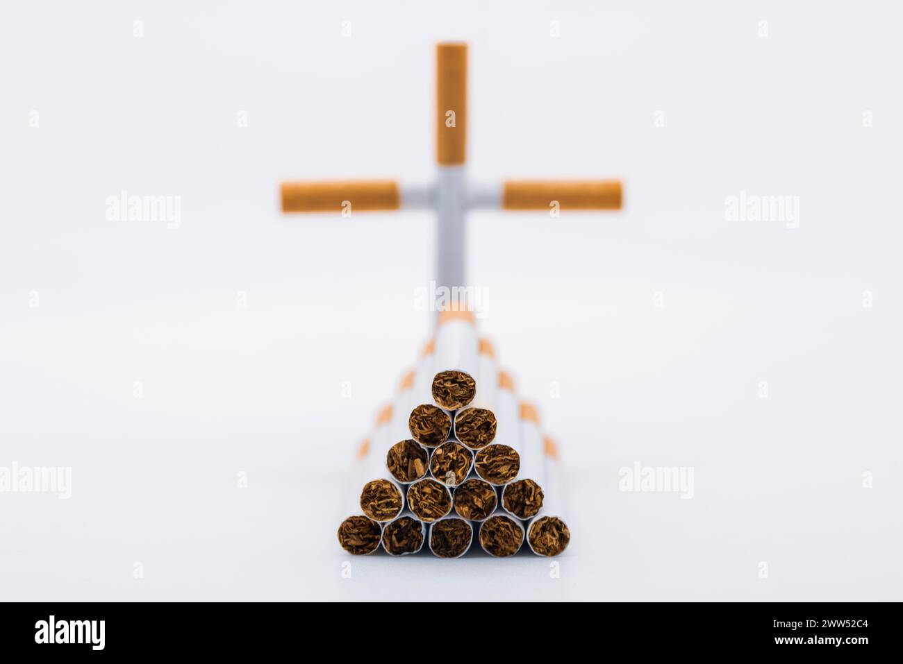 Simbólica tumba de tabaco y cigarrillos de un fumador, aislado en blanco Stockfoto
