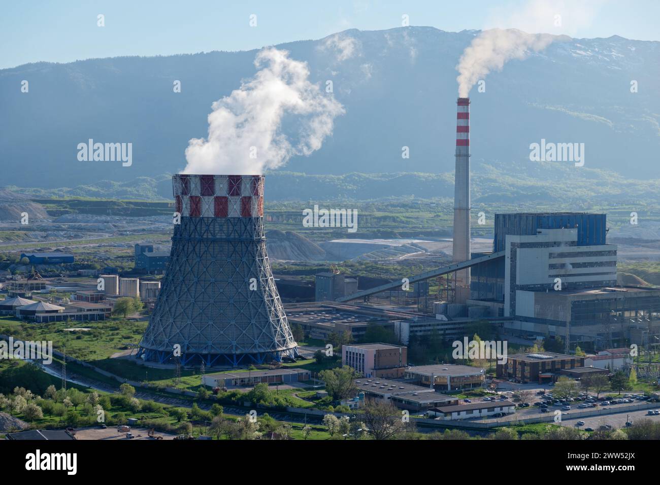 Wärmekraftwerk, das Schadstoffe in die Luft ausstößt. Stadt mit schlechter Luftqualität aufgrund von Wärmekraftwerk. Verbrennung fossiler Brennstoffe. Stockfoto