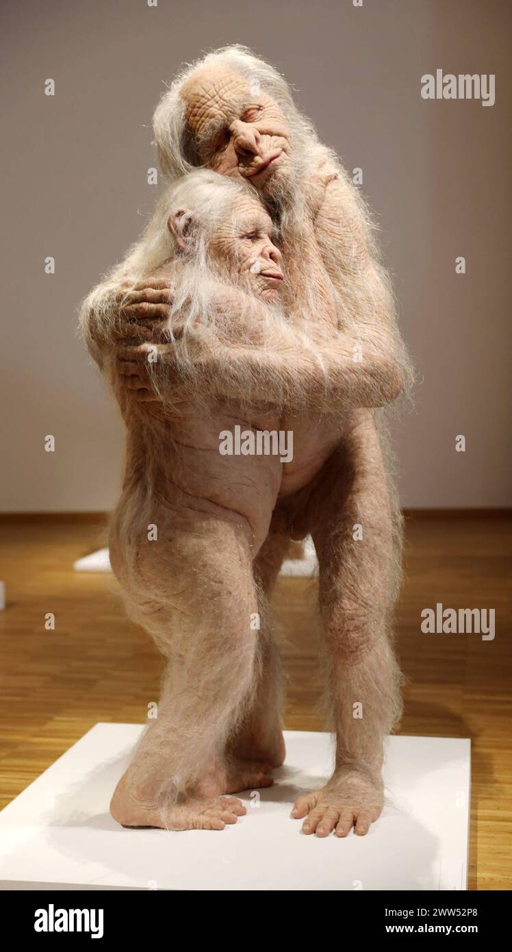 21.03.2024 Sachsen Anhalt Sachsen-Anhalt Kunsthalle Talstraße Galerie in Halle Saale erste Werkschau der australischen Künstlerin Patricia Piccinini in Deutschland die Zukunft mit den Augen der Künstlerin zu sehen, kann etwas irritierend sein. Ihr künstlerisches Universum beherbergt imaginäre Kreaturen, die sich den üblichen Kategorien Mensch, Tier, Natur oder Technik nicht unterordnet. Stattdessen nehmen sie als hybride Geschöpfe einen eigenen Platz in diesem Universum ein. Auf den ersten Blick erscheinen sie unheimlich, denn sie wurden durch neue technologische Möglichkeiten biologisch oder Stockfoto