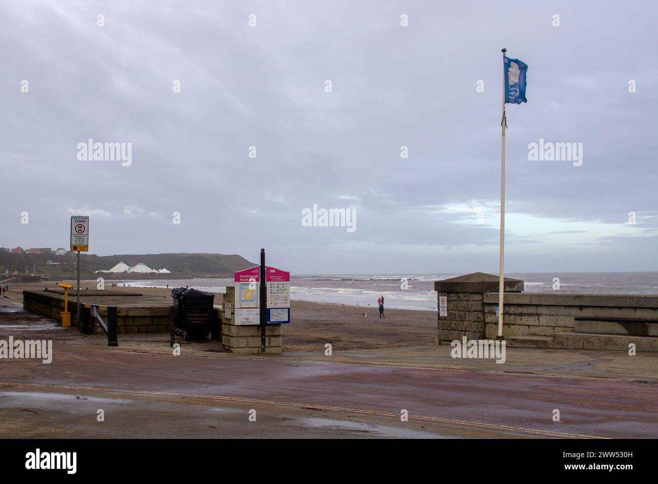 2. November 2023 die düstere Strandpromenade in der Küstenstadt Scarborough in Yorkshire an einem kalten Herbsttag. Die Nordseeküste ist sichtbar i Stockfoto