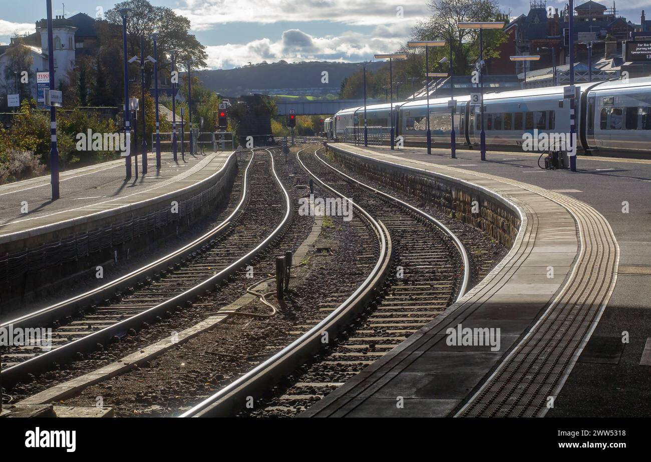 3. November 23 Herbstsonne reflektiert die Wagen und Gleise im Bahnhof Scarborough, Teil des nördlichen Eisenbahnnetzes. Yorkshirel Hallo Stockfoto
