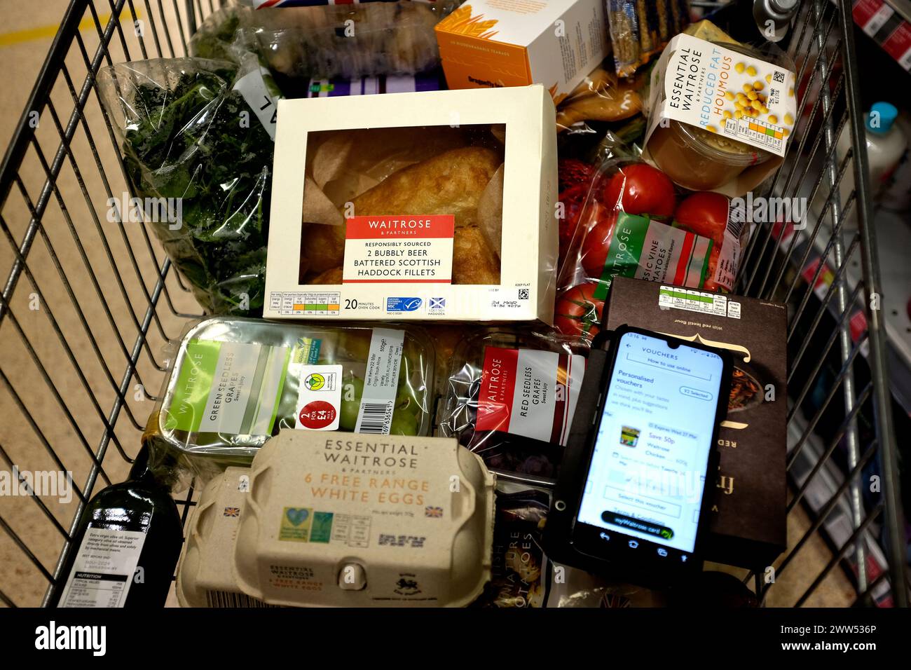 waitrose Supermarkt mit gekauften Artikeln, ramsgate Town, East kent, großbritannien märz 2024 Stockfoto