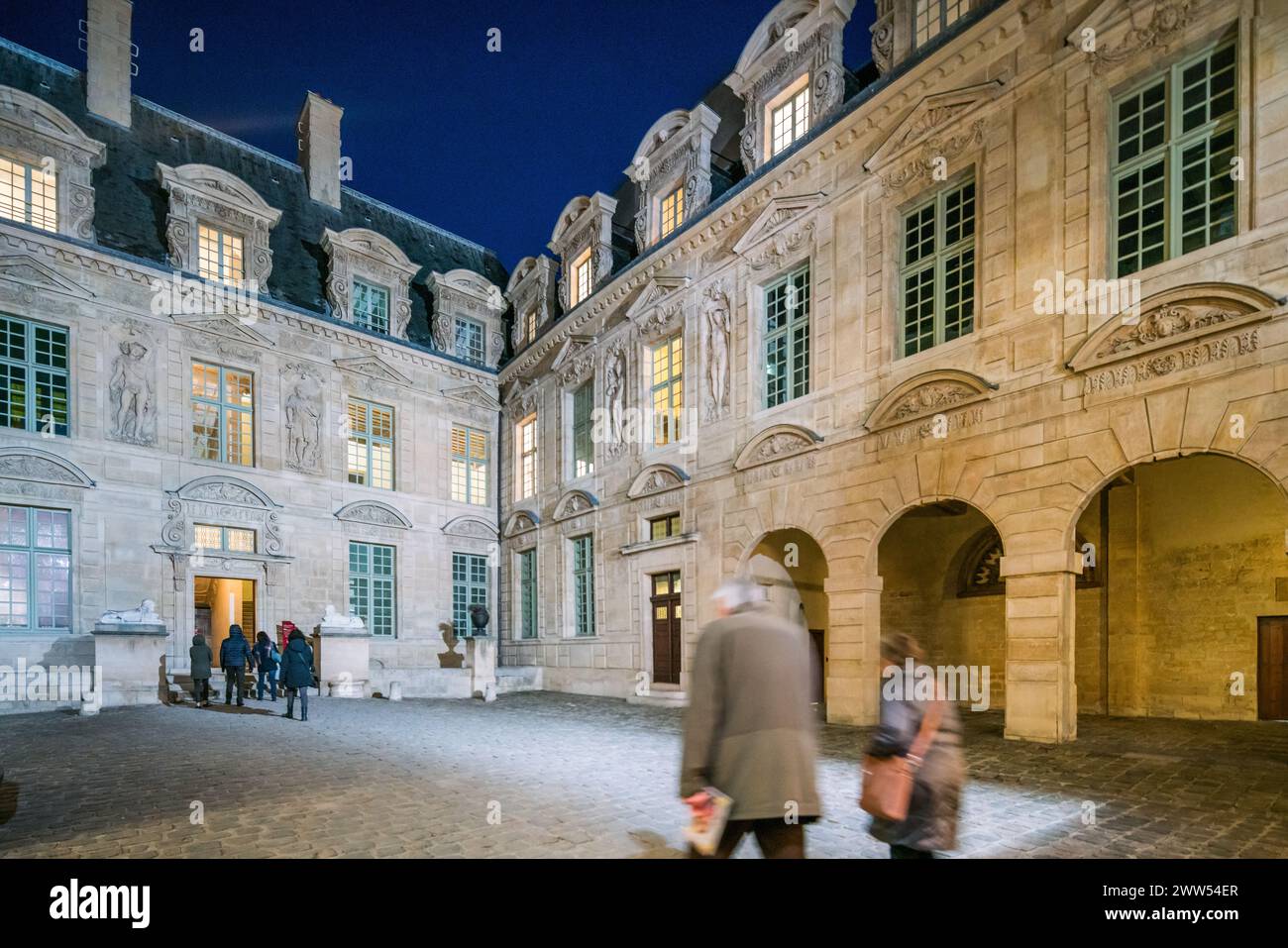 Hotel de Sully, ein privates Herrenhaus im Marais, Paris, beleuchtet in der Abenddämmerung. Stockfoto