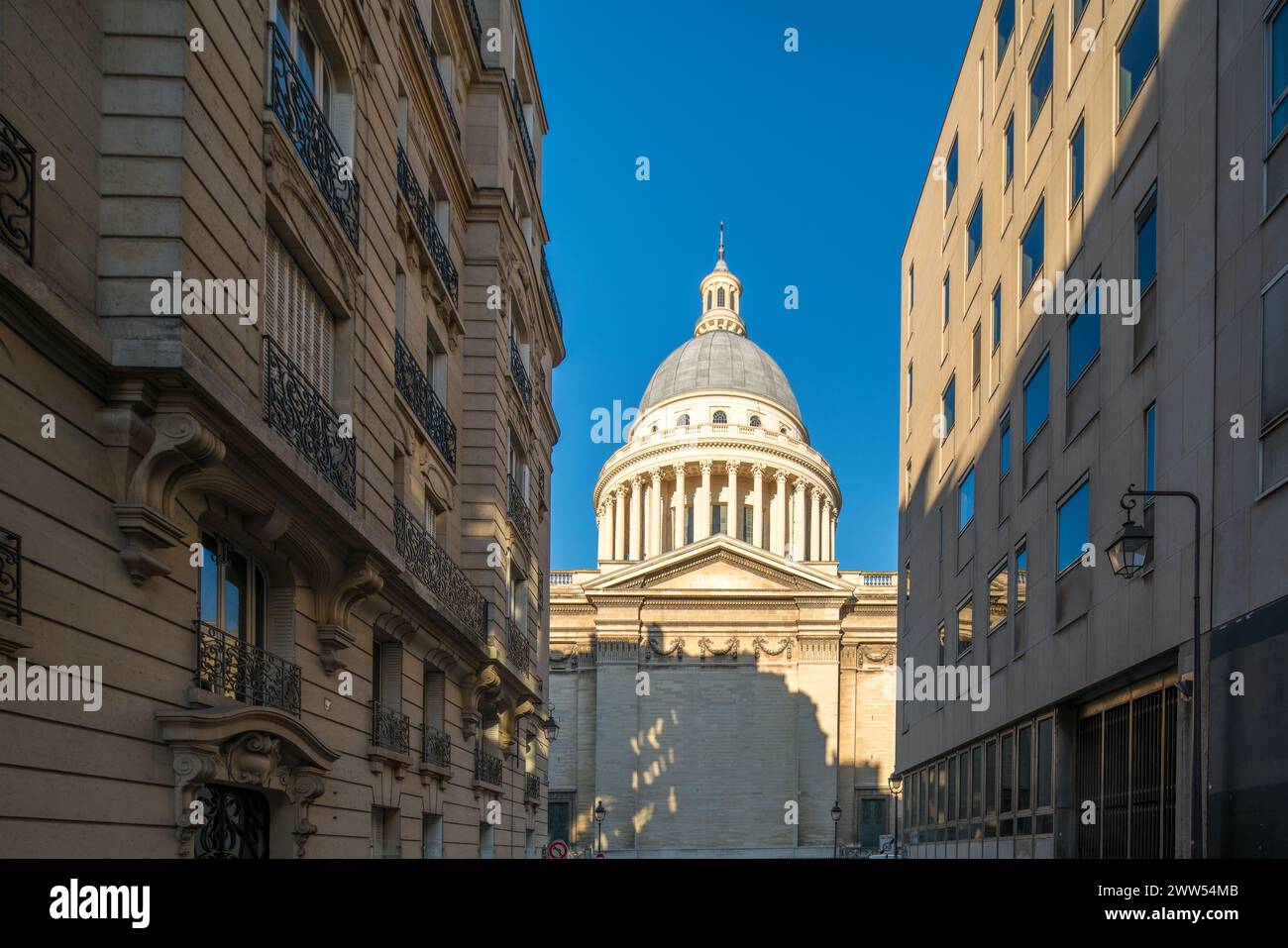Die große Kuppel von Le Panthéon hebt sich von einer Pariser Straße aus von einem klaren Himmel ab. Stockfoto