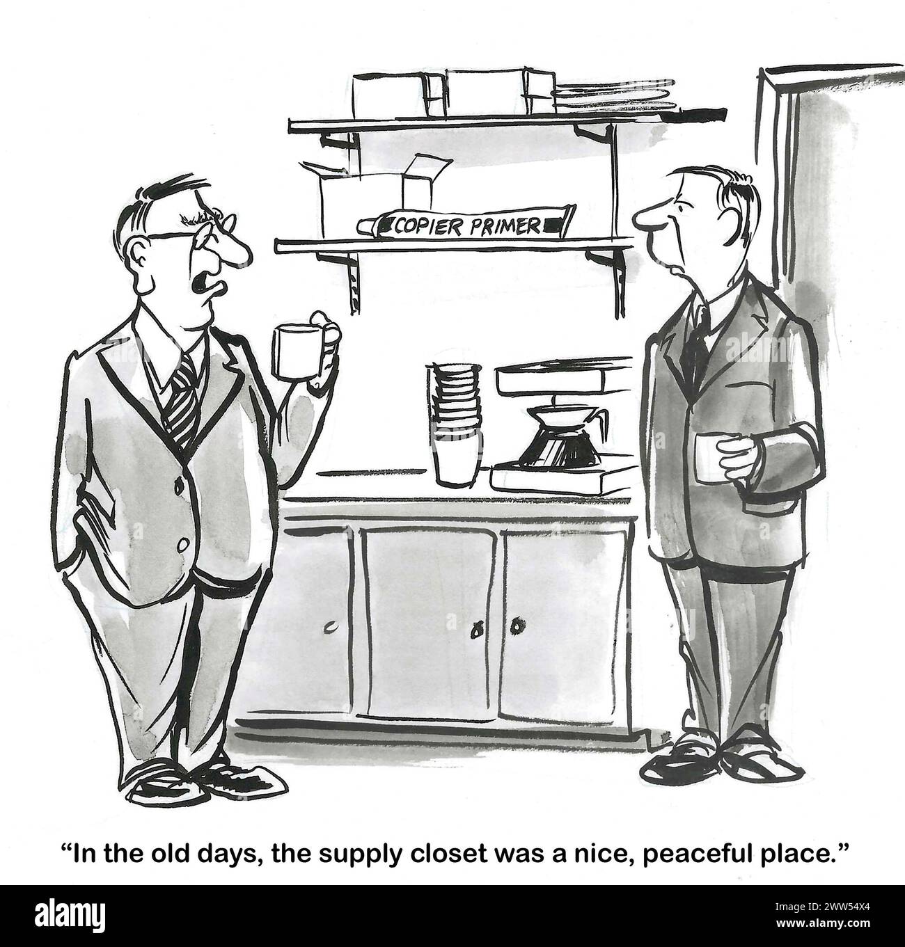 BW-Cartoon von zwei professionellen Männern, die darüber sprachen, dass der Vorratsschrank früher ruhig war, nicht damit beschäftigt war, dass er auch als Kaffeeraum diente. Stockfoto