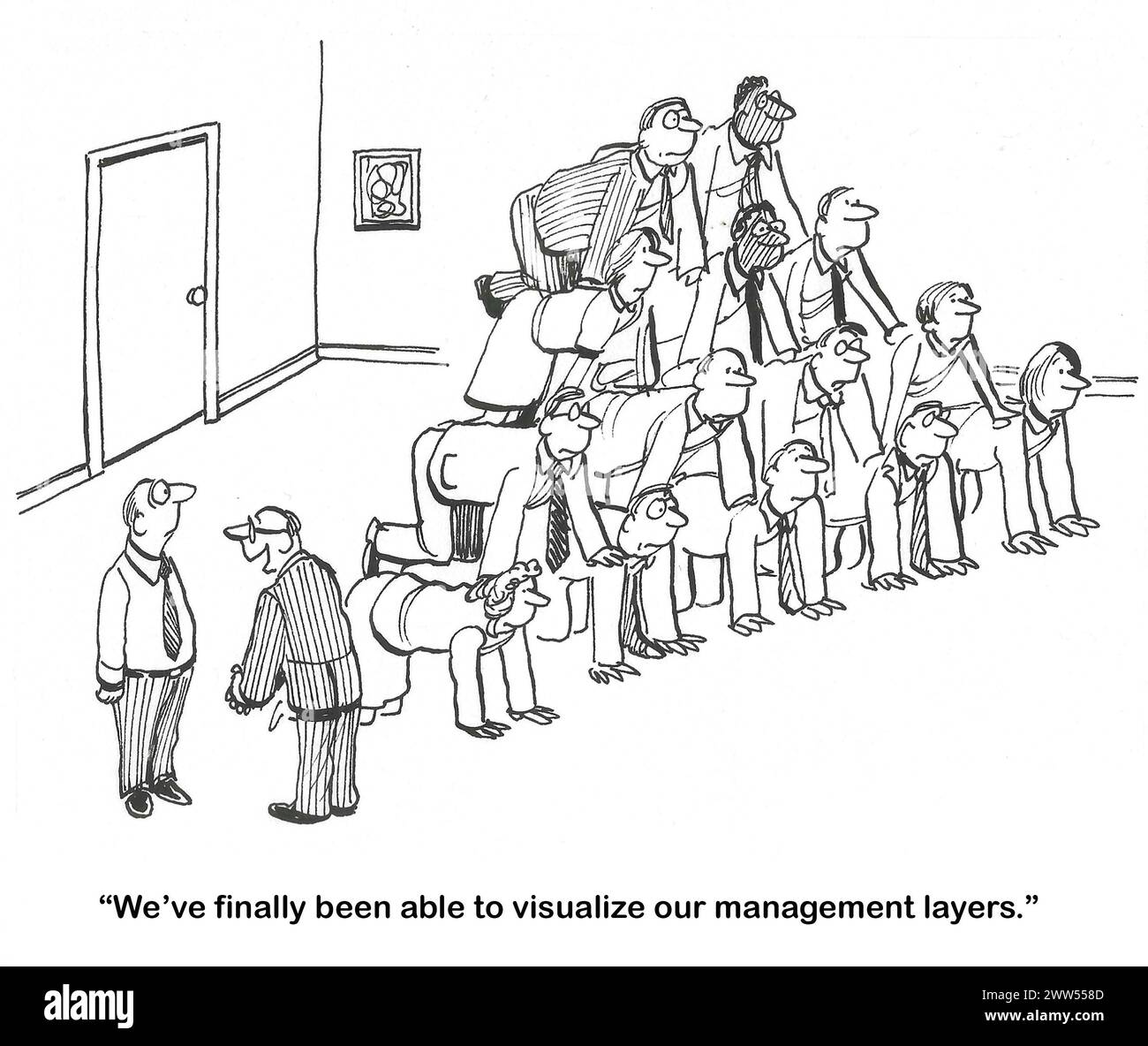 BW-Cartoon einer Gruppe von Personen, die eine Pyramidenform kreieren, stellt die Managementebenen ihres Unternehmens dar. Stockfoto