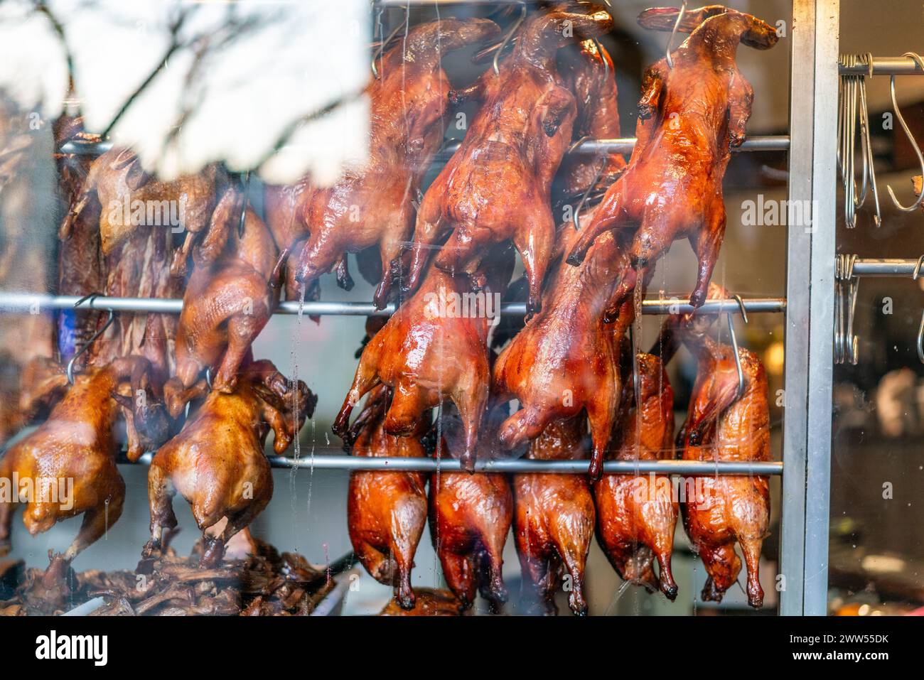 Gebratene Enten hängen in einem chinesischen Restaurant-Fenster in Bellevue, Paris. Stockfoto