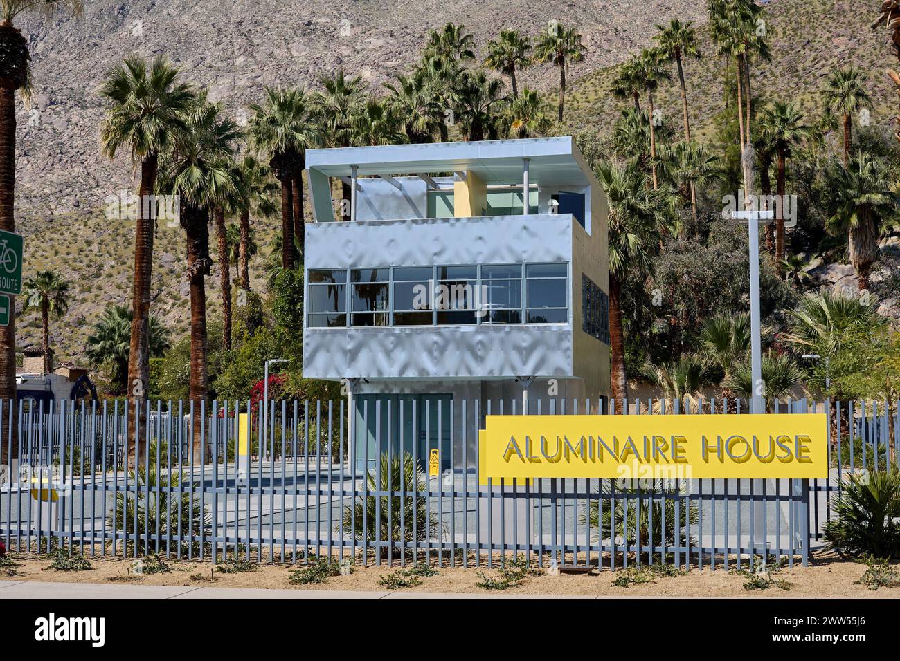 Palm Springs, Kalifornien, USA. März 2024. Die Montage und Installation des Aluminaire House für seine große Eröffnung in zwei Tagen im Palm Springs Art Museum abgeschlossen. Ursprünglich 1931 als Fallstudie von A. Lawrence Kocher und Albert Frey entworfen und gebaut. (Kreditbild: © Ian L. Sitren/ZUMA Press Wire) NUR REDAKTIONELLE VERWENDUNG! Nicht für kommerzielle ZWECKE! Stockfoto