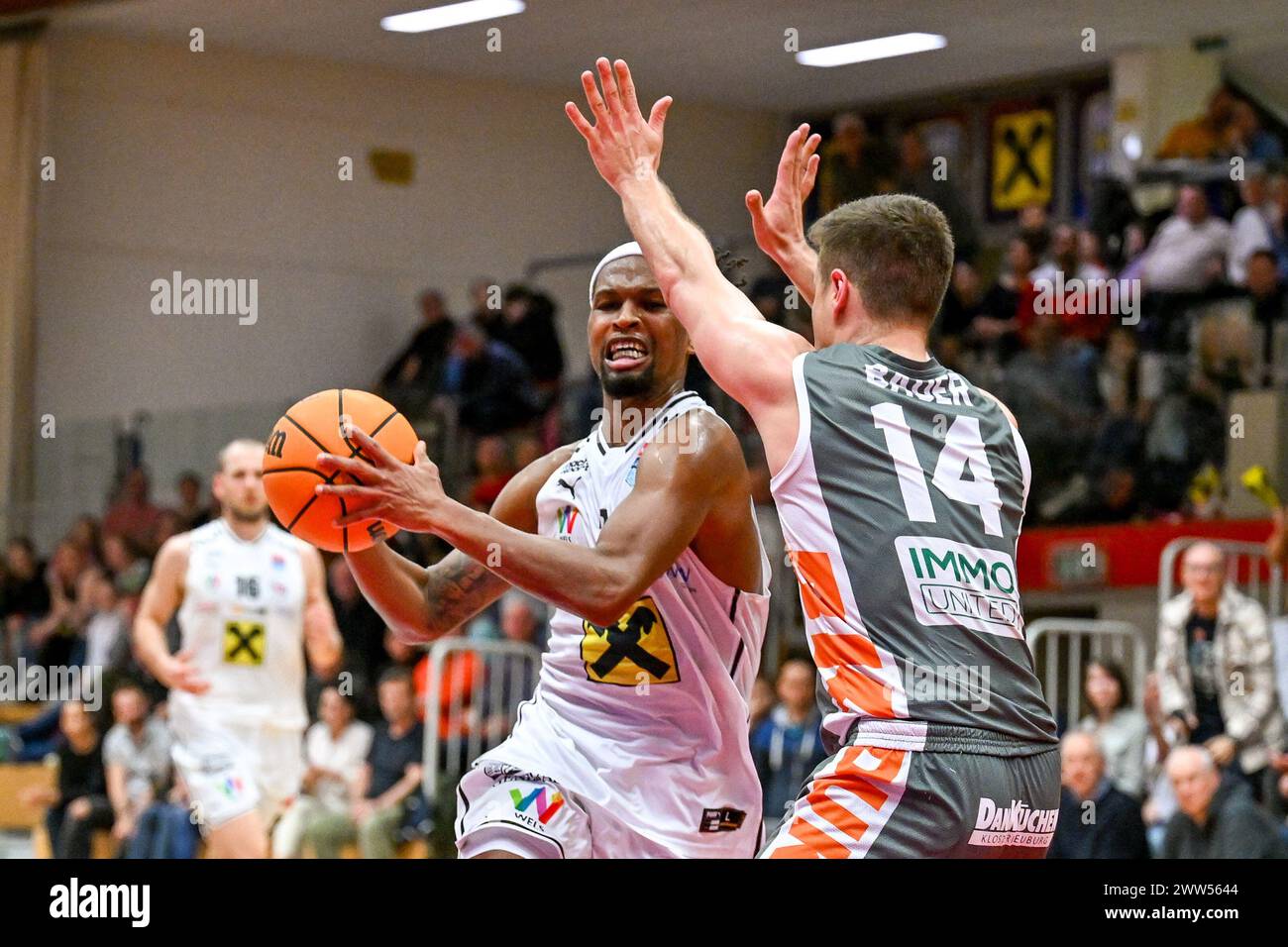 21.03.2024, Raiffeisen Arena Wels, AUT, BSL, Flyers Wels vs BK Klosterneuburg Dukes, im Bild Terrell Allen (Flyers) vs Valentin Bauer (Dukes) .// BSL, Basketball Super League Spiel zwischen Raiffeisen Flyers Wels und BK Klosterneuburg Dukes in Wels, Österreich am 2024/03/21 - 20240321 PD12833 Stockfoto