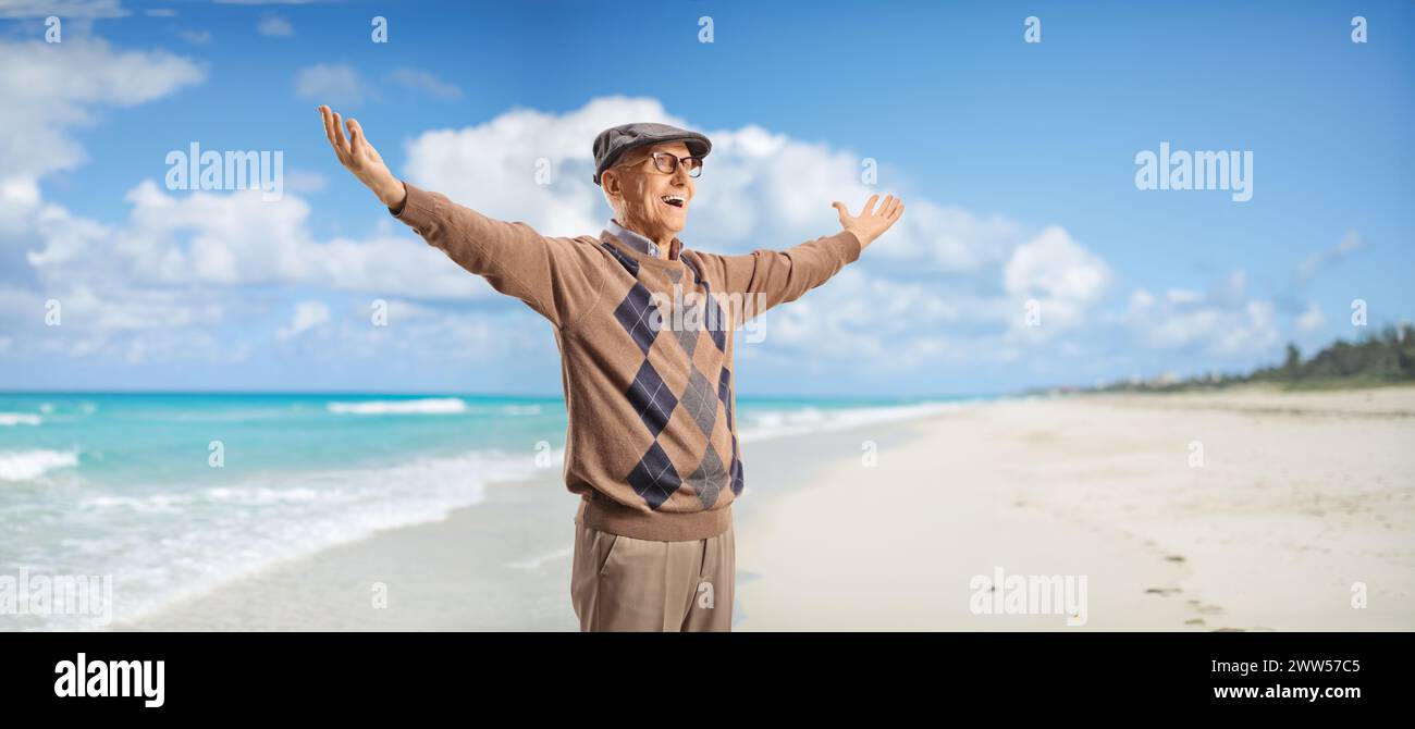 Glücklicher älterer Mann, der am Sandstrand genießt Stockfoto