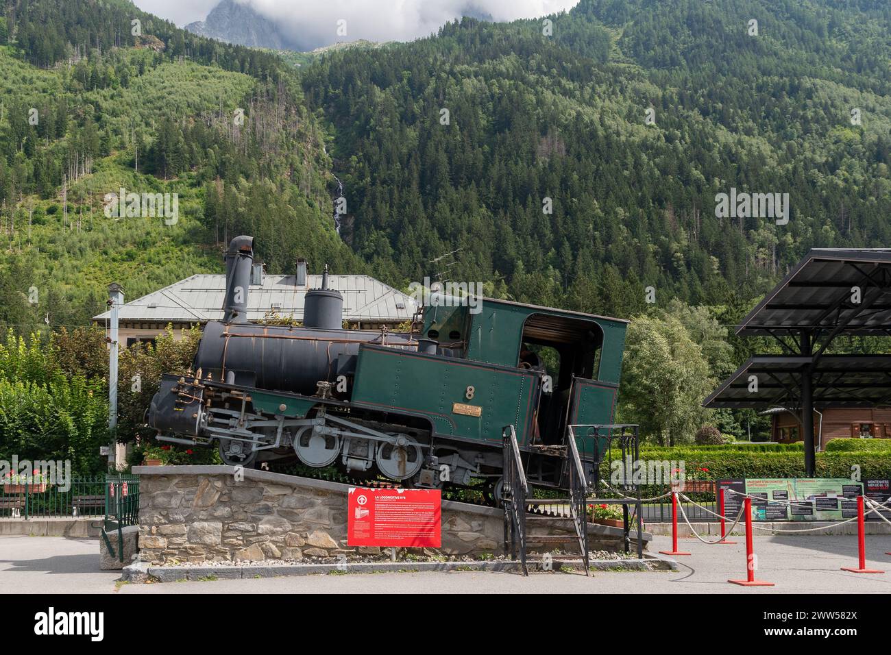 Historische Dampflokomotive Nr. 8, die von 1927 bis 1979 im Einsatz war, ausgestellt am Zahnradbahnhof von Montenvers, Chamonix, Haute Savoie, Frankreich Stockfoto