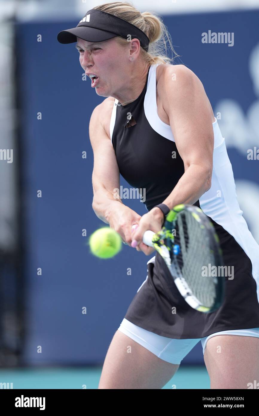 Miami, Florida, USA. März 2024. Caroline Wozniacki (Dänemark) trifft in der zweiten Runde der Frauen-Singles beim Tennis-Turnier der Miami Open eine Rückhand gegen Angelina Kalinin (Ukraine). (Kreditbild: © Richard Dole/ZUMA Press Wire) NUR REDAKTIONELLE VERWENDUNG! Nicht für kommerzielle ZWECKE! Stockfoto