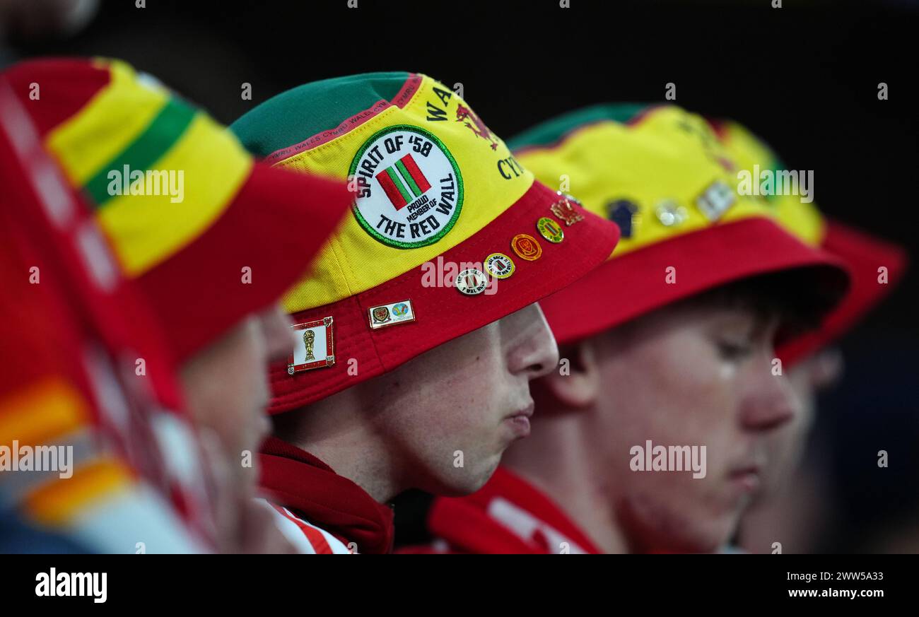 Ein walisischer Fan, der während des Play-off-Spiels zur UEFA Euro 2024 im Cardiff City Stadium in Cardiff einen Hut auf den Tribünen trägt. Bilddatum: Donnerstag, 21. März 2024. Stockfoto