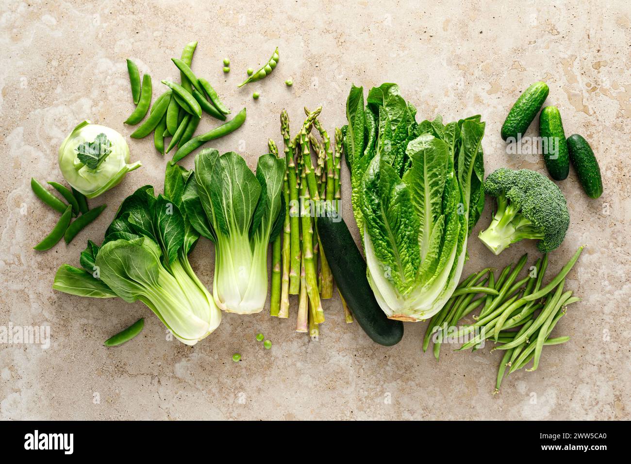 Grüner Gemüsehintergrund. Verschiedene grüne Gemüsesorten. Gemüse. Saubere Ernährung, gesunde Vegetarier, veganes Lebensmittelkonzept, Kopierraum, Draufsicht Stockfoto