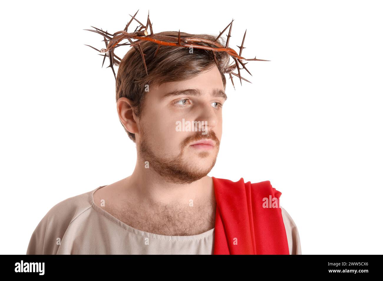 Mann in Jesusgewand und Dornenkrone auf weißem Hintergrund Stockfoto