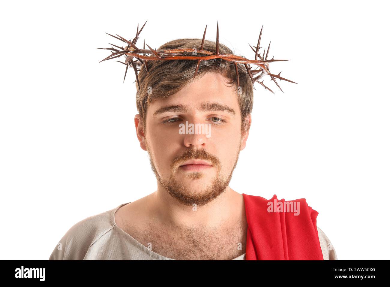 Mann in Jesusgewand und Dornenkrone auf weißem Hintergrund Stockfoto
