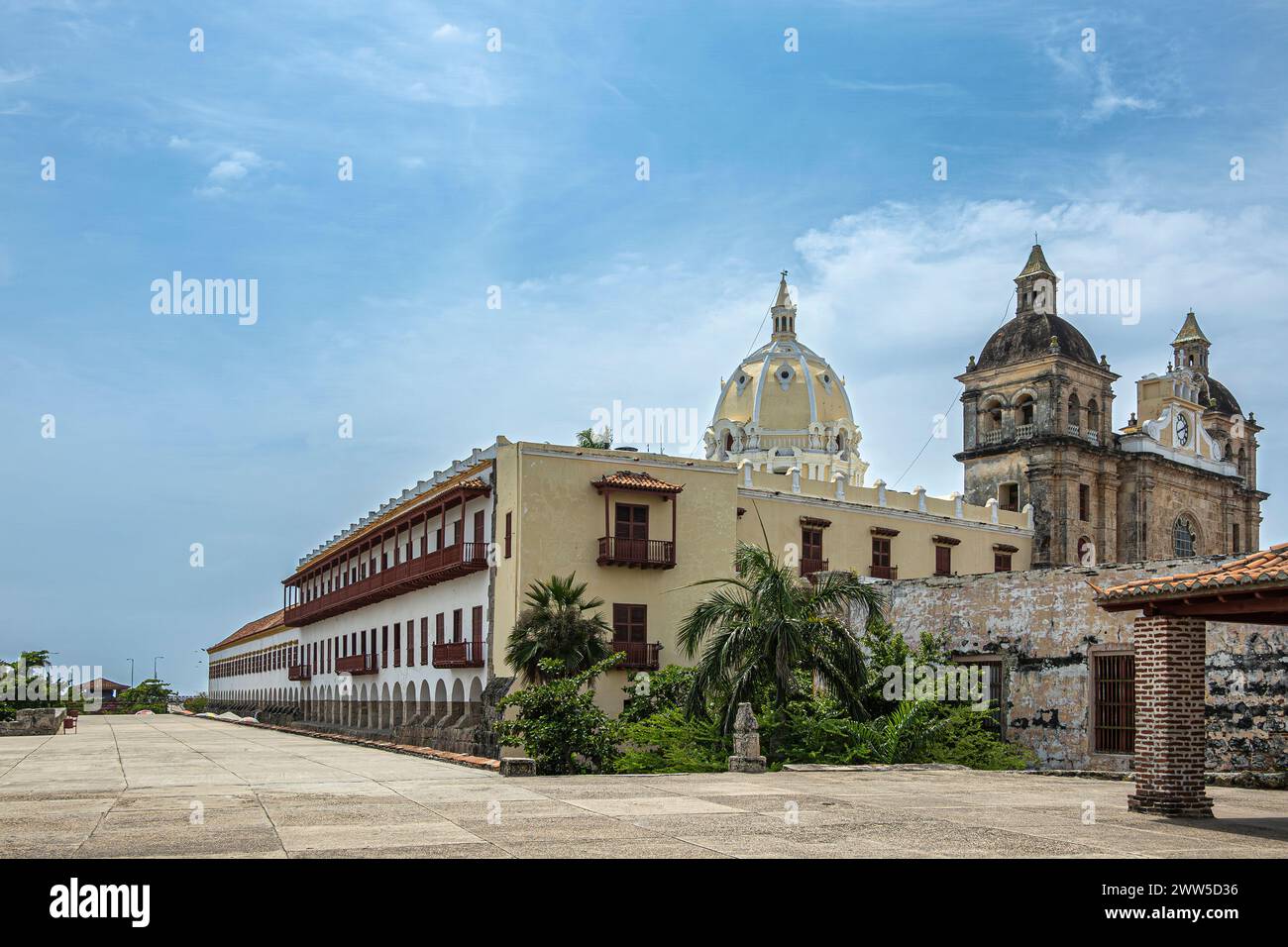 Cartagena, Kolumbien - 25. Juli 2023: Kirchtürme Santuario de San Pedro Claver, historische Fassade mit großem Kreuzgang und archäologischem Museum Stockfoto