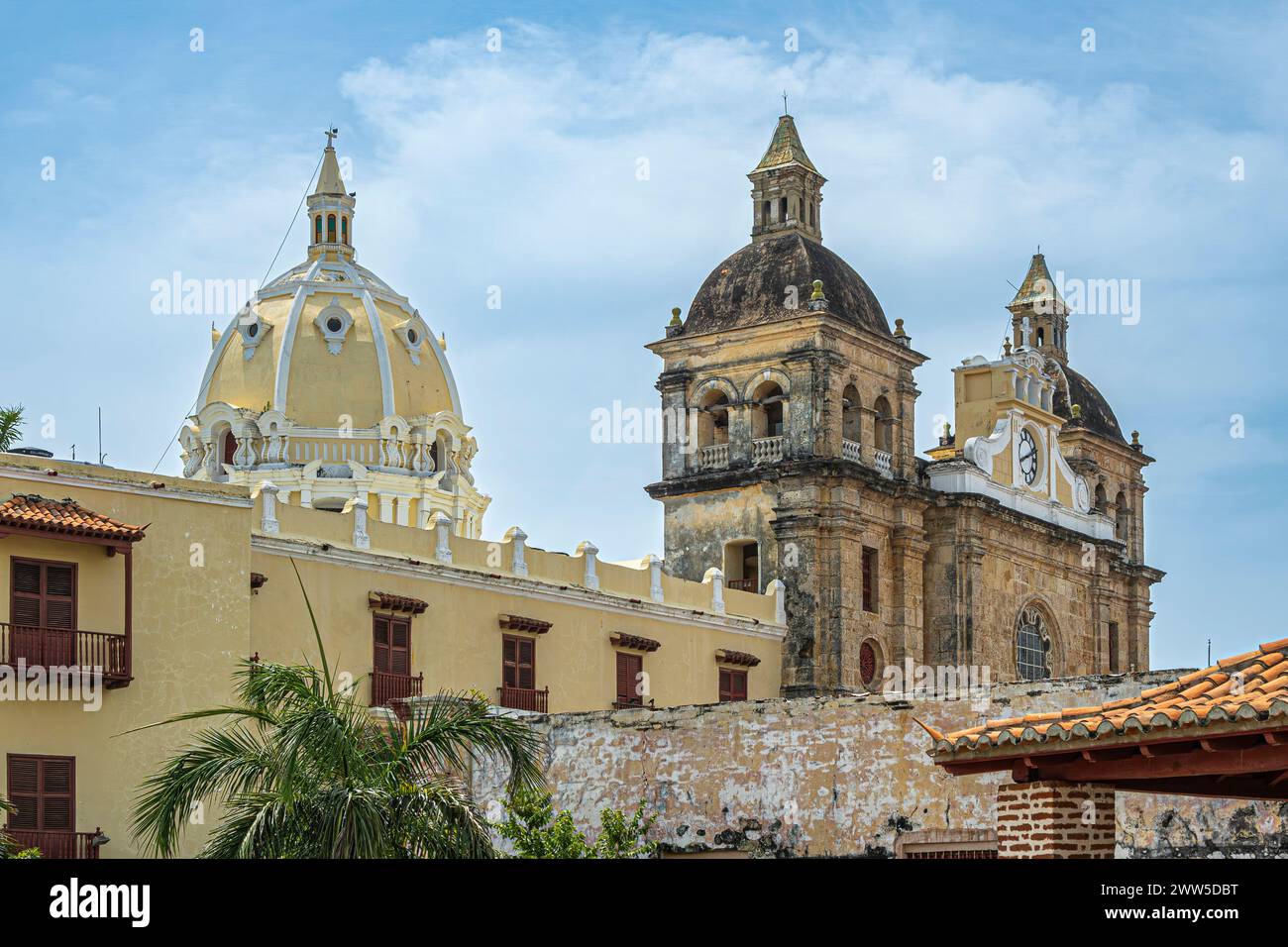 Cartagena, Kolumbien - 25. Juli 2023: Nahaufnahme, Kirchtürme von Santuario de San Pedro Claver, historische Fassade von Baluarte de San Ignacio Bas aus gesehen Stockfoto